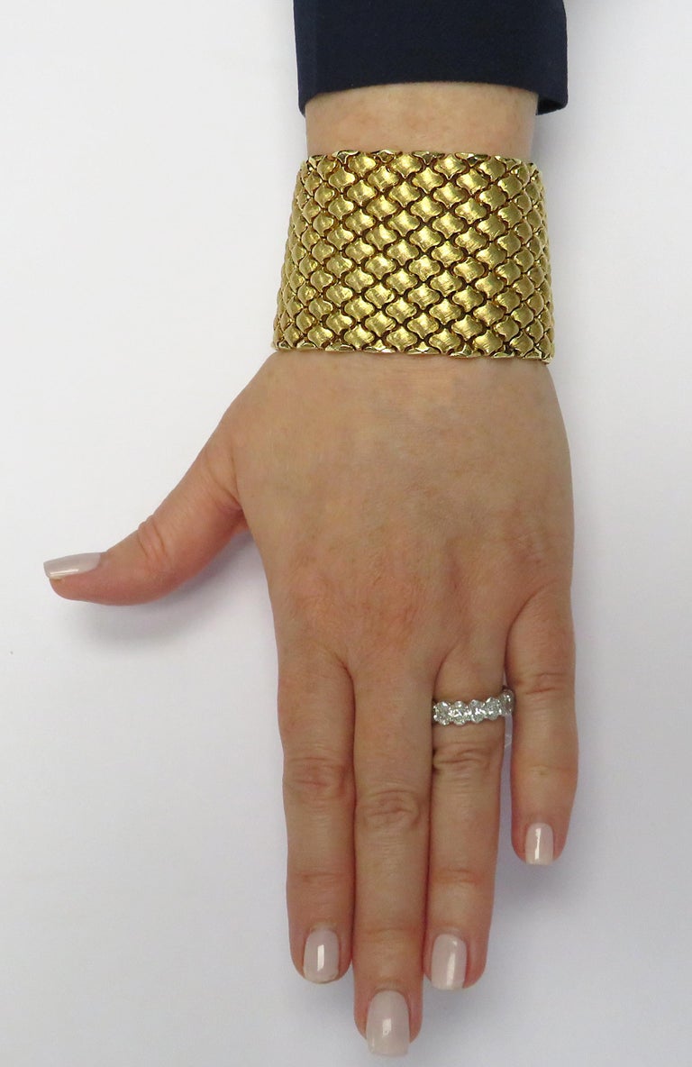 18 Karat Yellow Gold Florentine Finished Bangle Bracelet For Sale at 1stDibs