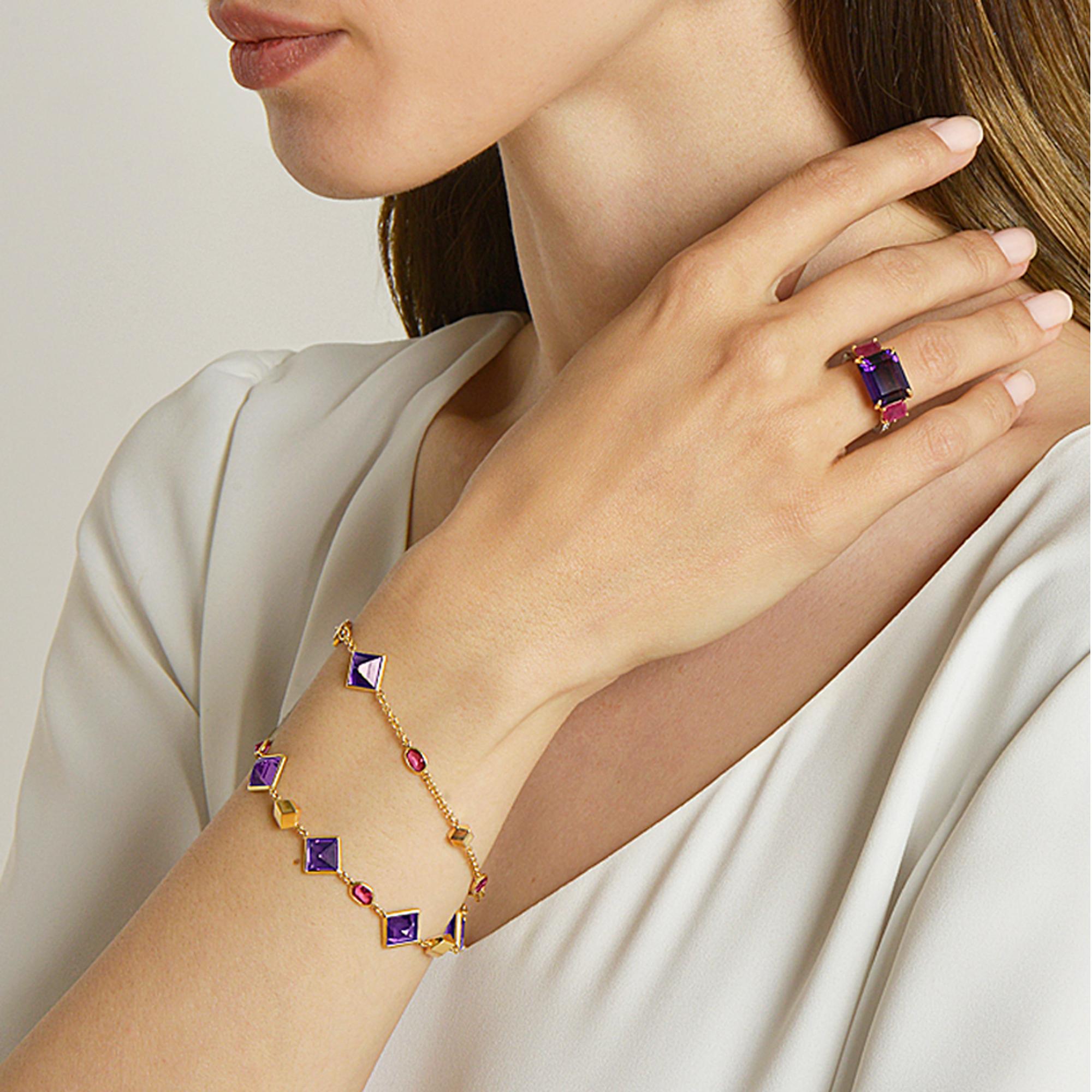 18kt yellow gold Florentine station bracelet with bezel set emerald-cut amethyst and oval rubies, and signature Brillante® detail.

Inspired by the Garden of the Iris, the Florentine collection pairs bold color combinations of geometric gemstones to