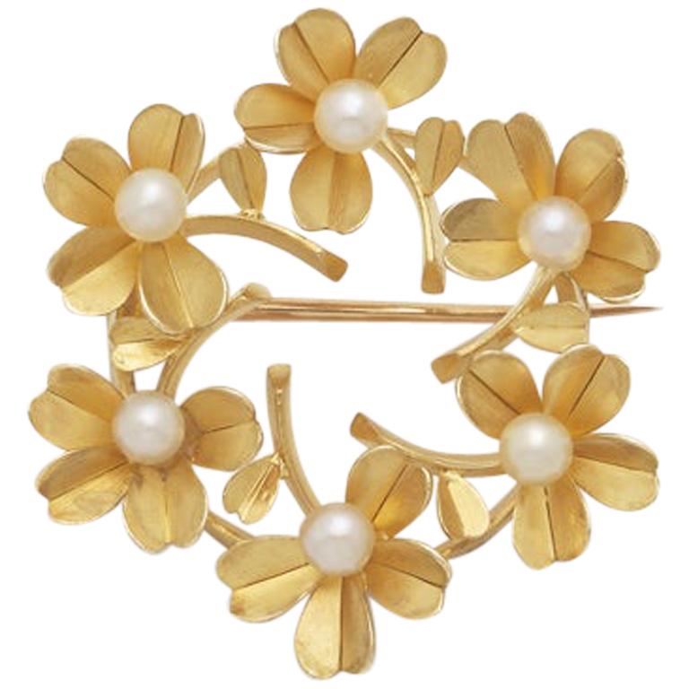 18 Karat Yellow Gold Flower Brooch, France 1950, 6 Cultered Pearls