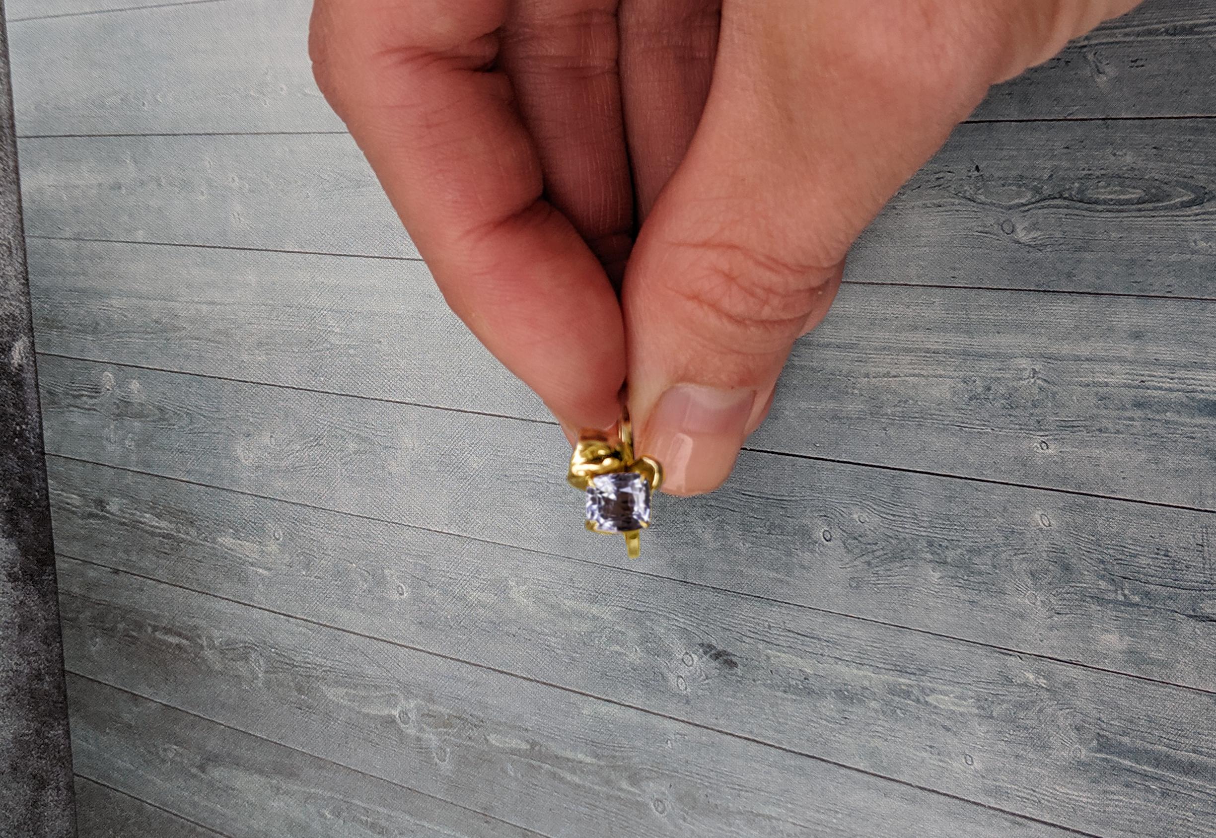 Anello contemporaneo con fiore d'oro a diciotto carati e spinello a cuscino viola in vendita 4