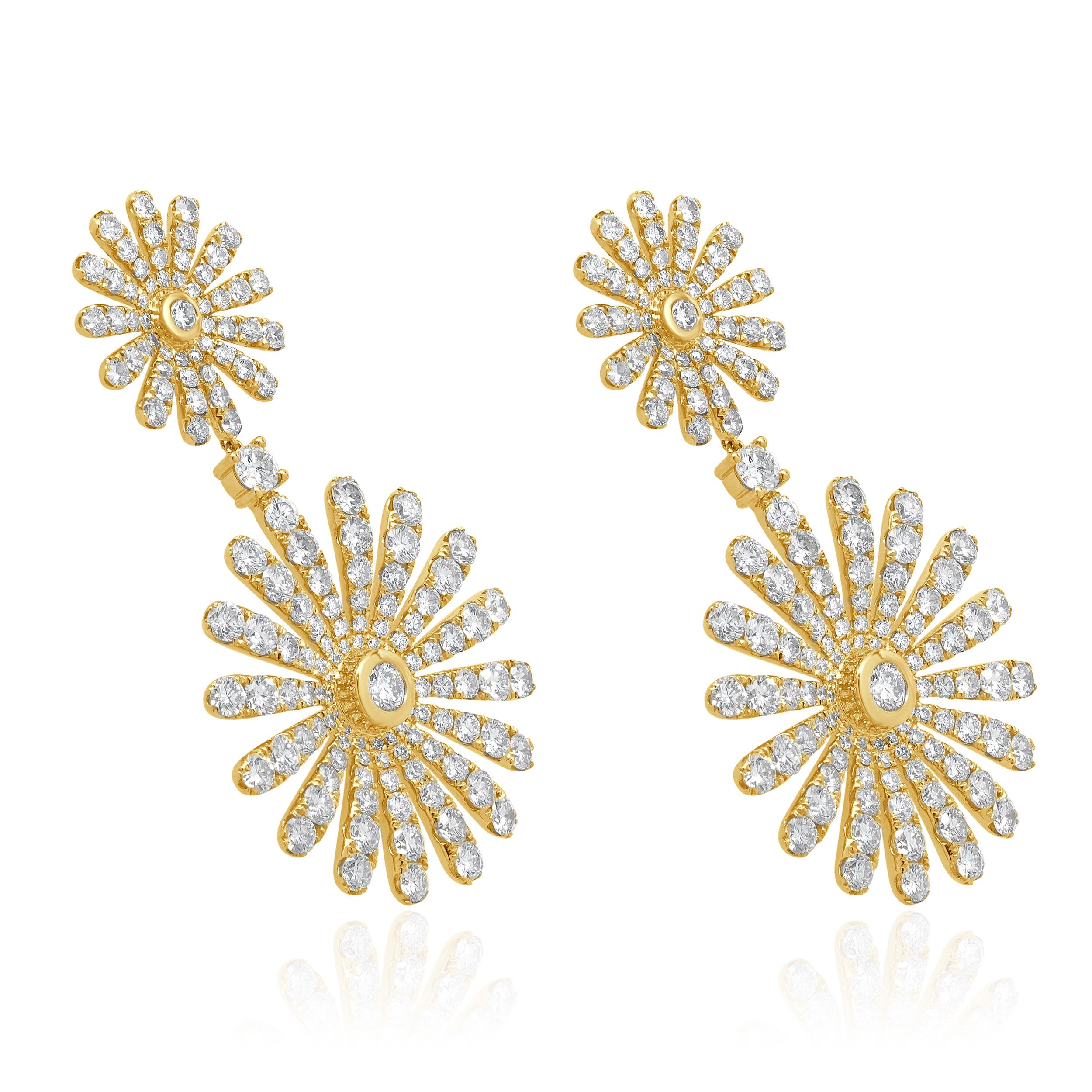Designer: design personalizzato
Materiale: oro giallo 18 carati
Diamanti: taglio brillante rotondo = 13,35cttw
Colore: G 
Chiarezza: VS-SI1
Dimensioni: gli orecchini misurano 60 mm di lunghezza
Peso: 27,76 grammi

