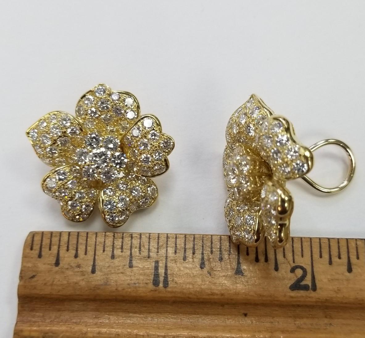 This is a  pair of gorgeous Vintage 18 Karat Yellow Gold Flower Earrings with Diamonds containing 154 round full cut diamonds; color 