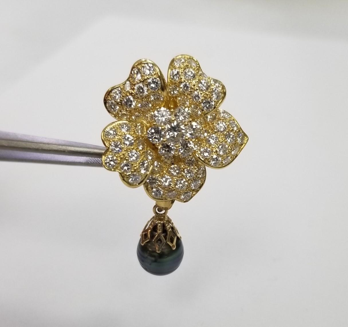 Vintage 18 Karat Yellow Gold Flower Earrings with Diamonds  7.50 carats  In Excellent Condition In Los Angeles, CA