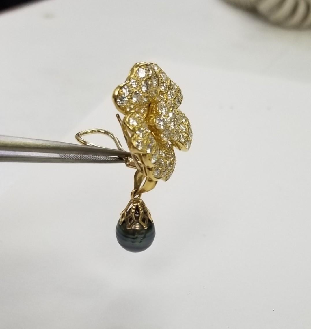 Women's or Men's Vintage 18 Karat Yellow Gold Flower Earrings with Diamonds  7.50 carats 
