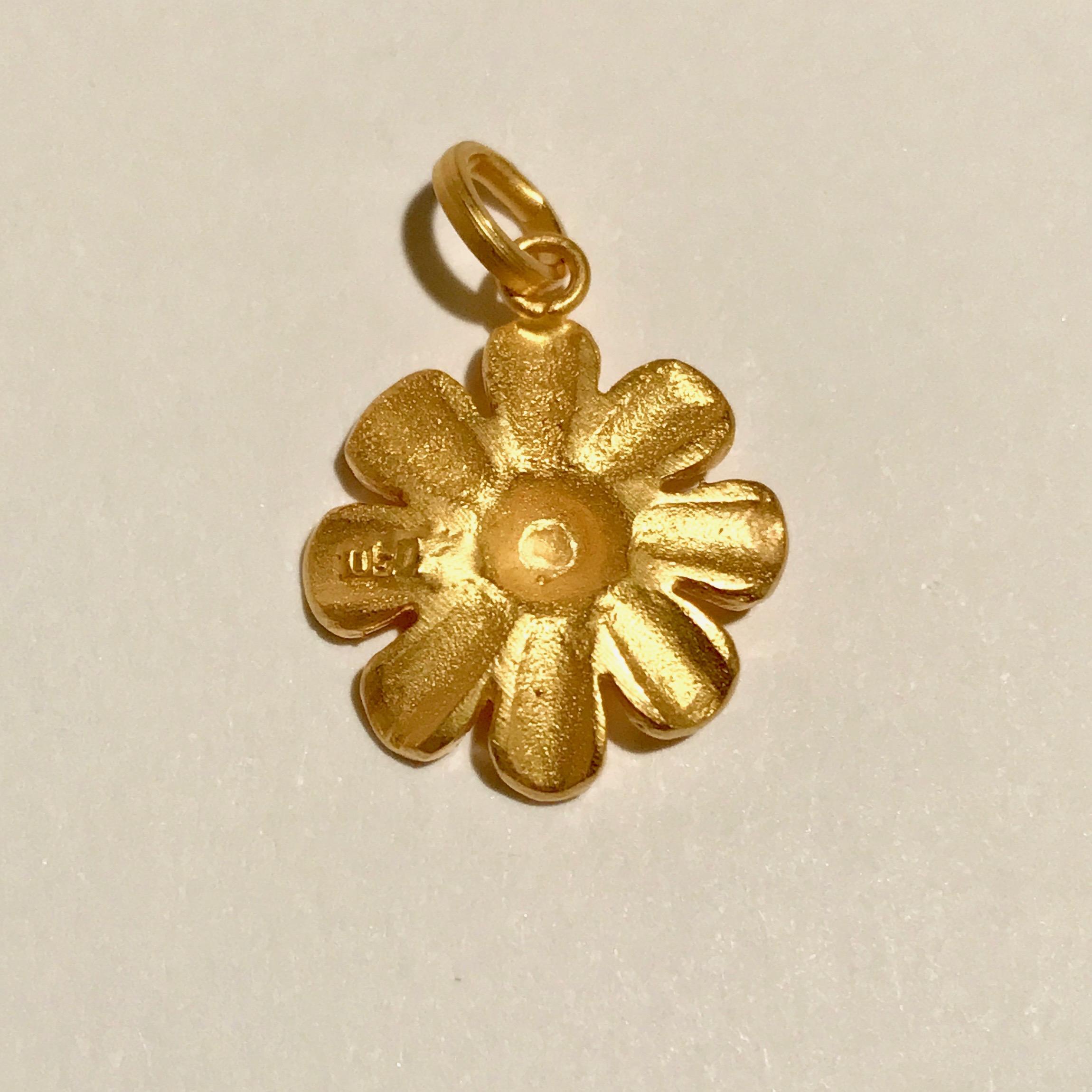 18 Karat Solid Yellow Gold Satin Finish Flower Pendant Chain Necklace In New Condition For Sale In London, GB
