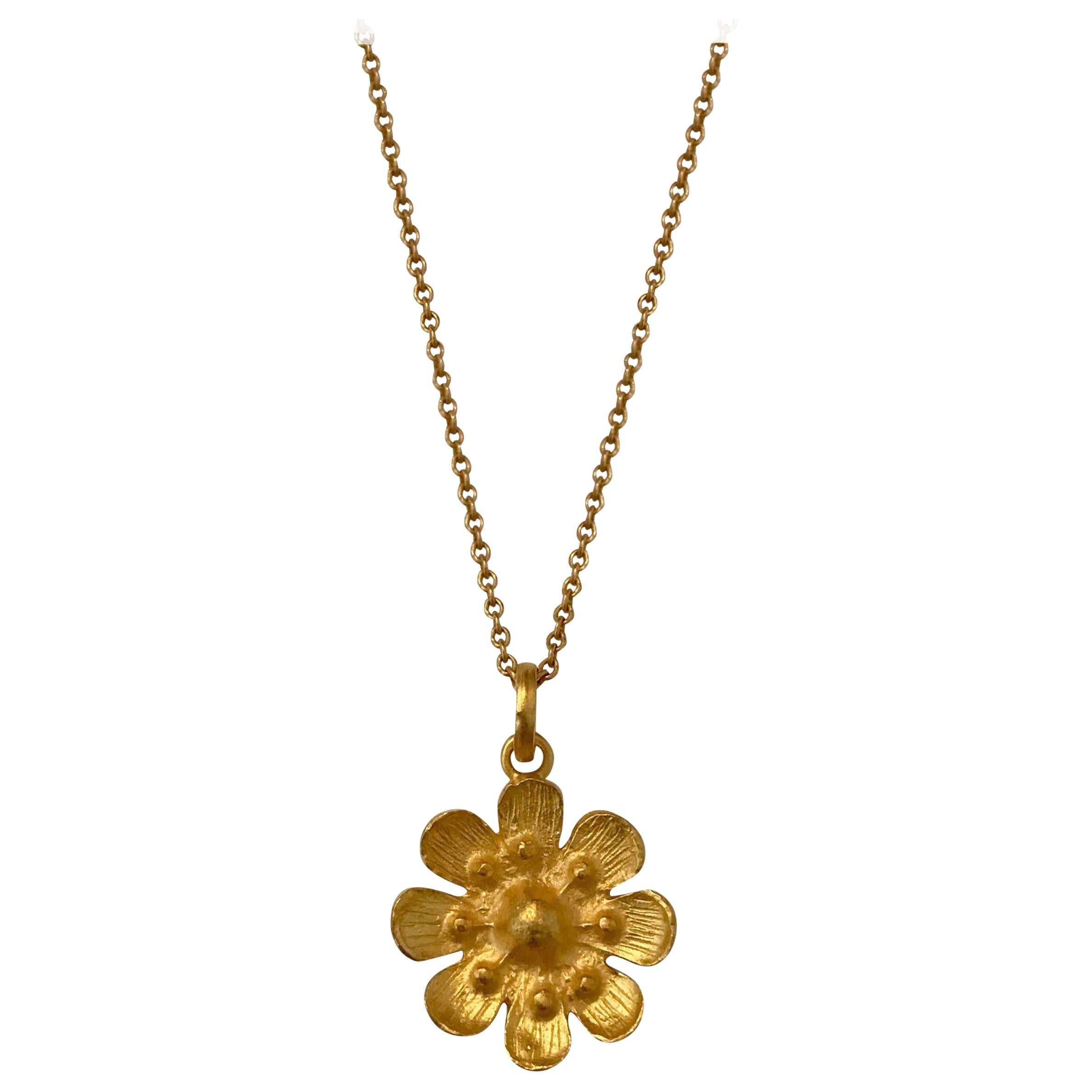 18 Karat Solid Yellow Gold Satin Finish Flower Pendant Chain Necklace For Sale