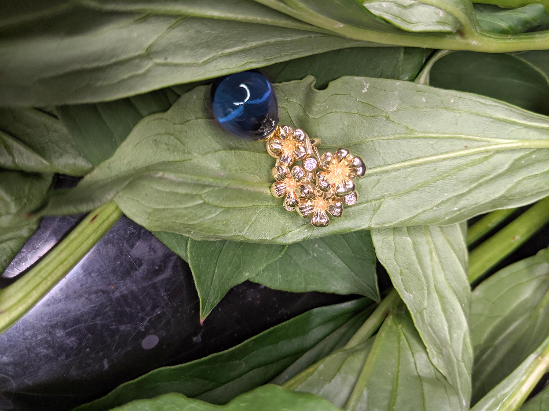 Pendientes Modernos Flores de Oro Amarillo de Dieciocho Kilates con Diamantes y Topacios en venta 6