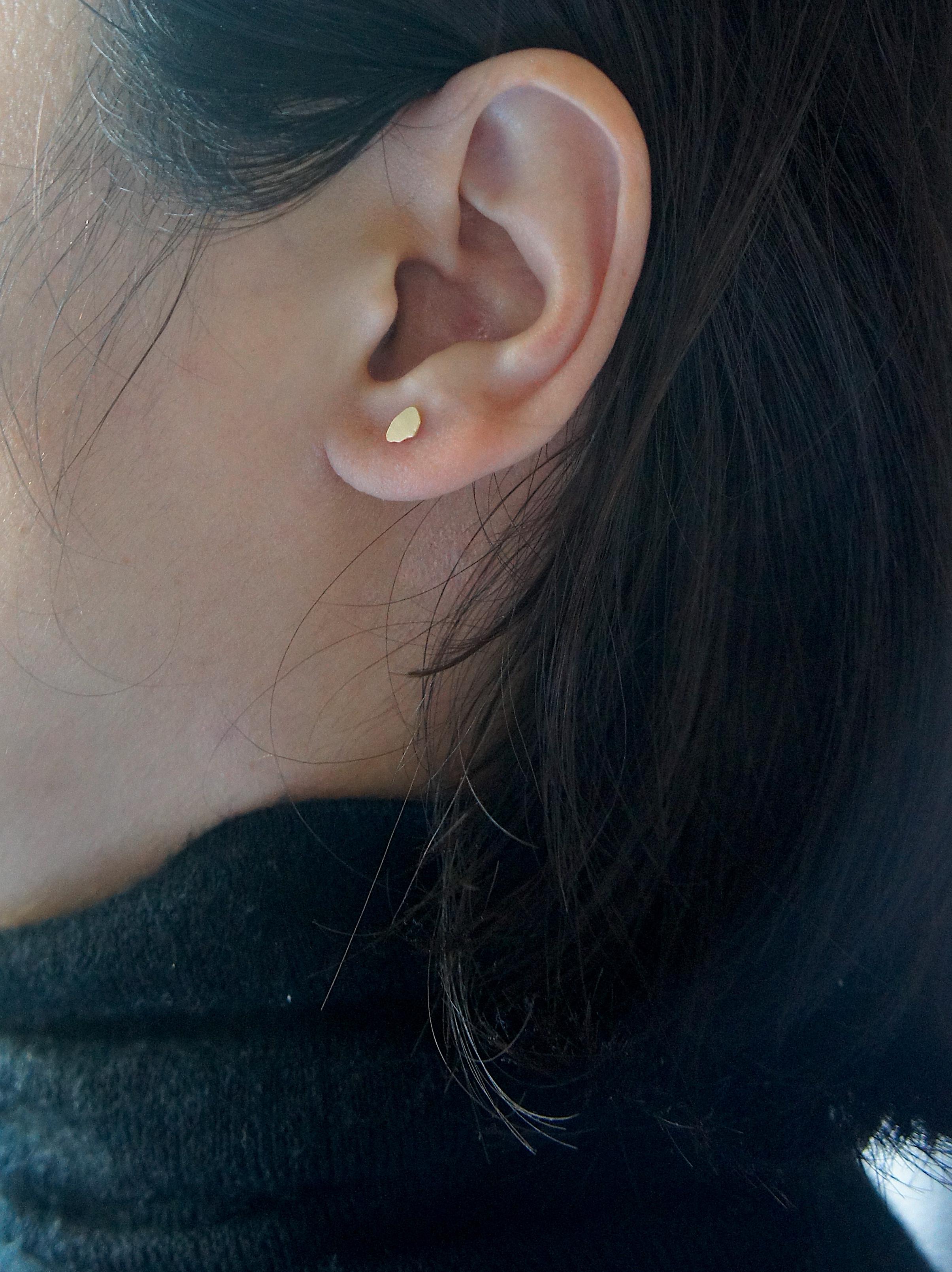 La collection Making Marks présente des boucles d'oreilles en or jaune 18 carats, avec les marques forgées à la main par le fabricant et une texture brossée. Le design minimal et ludique de cette collection la rend parfaite pour une utilisation
