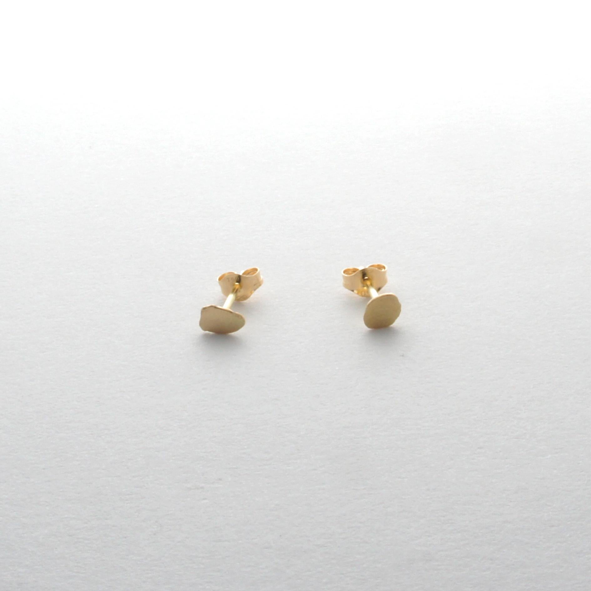 Boucles d'oreilles en or jaune 18 carats forgeant une forme irrégulière en vente 1