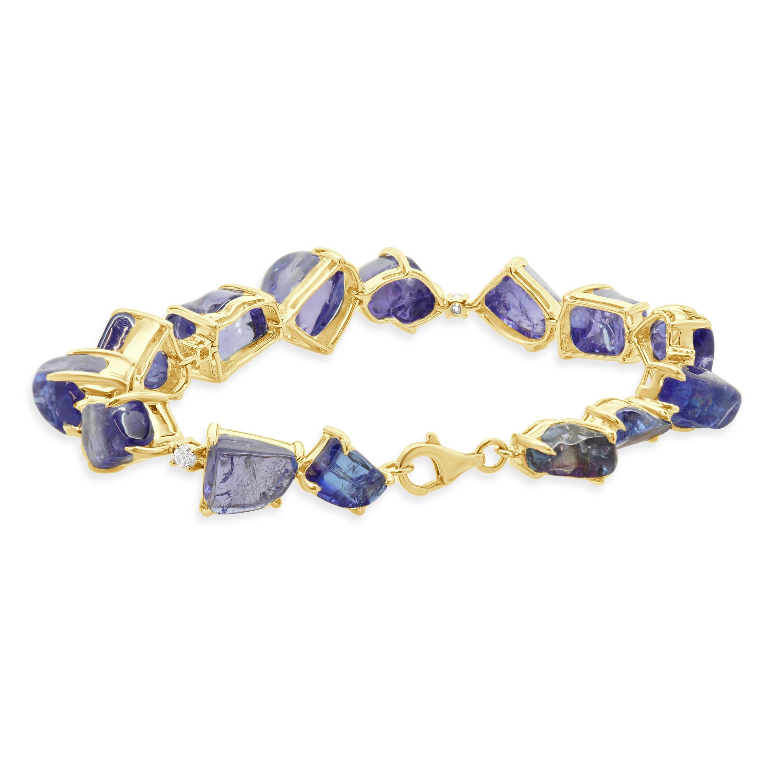 Concepteur : personnalisé
Matériau : Or jaune 18K
Diamant : 4 diamants ronds de taille brillant t= 0.38cttw
Couleur : G
Clarté : SI1
Tanzanite : 93.88cttw
Poids : 22,30 grammes

240-994
