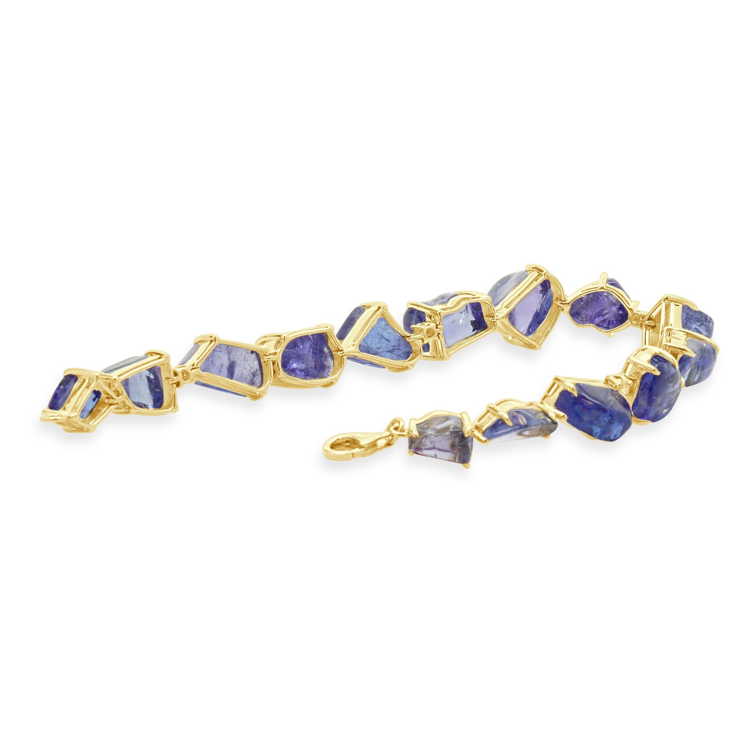 Taille grossière Bracelet en or jaune 18 carats avec tanzanite de forme libre et diamants en vente