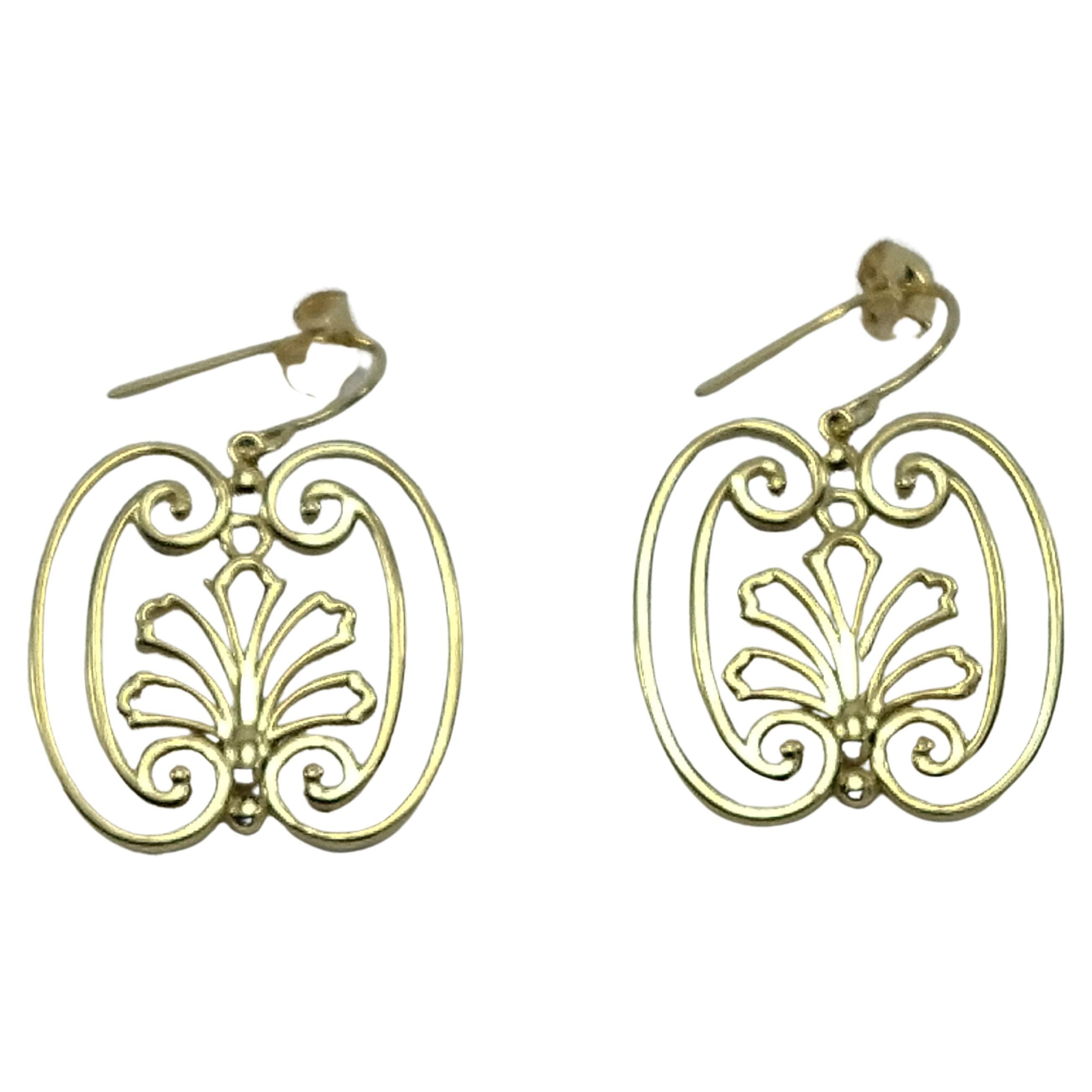 18 Karat Gelbgold French Gate Dangle Earrings , Dies ist eine Serie von Tor-Ohrringen von meinen Reisen und Inspirationen in Europa. Fotografien von Toren, Zäunen und Fenstern aus Eisen und Bronze. 
Ich nehme die alte, verlorene Kunst der eleganten,