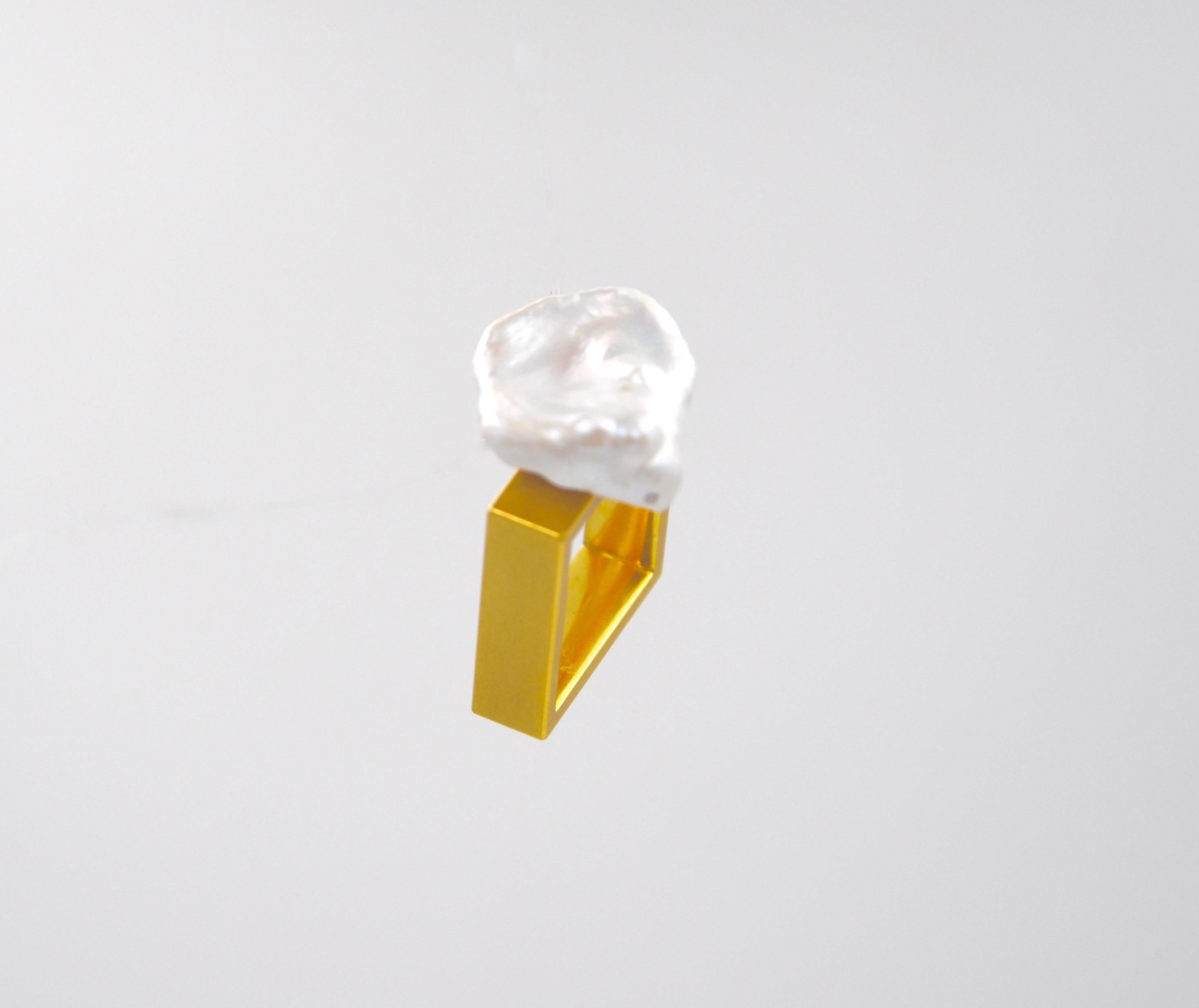 Moderne Bague cocktail en or jaune 18 carats et perles d'eau douce en vente