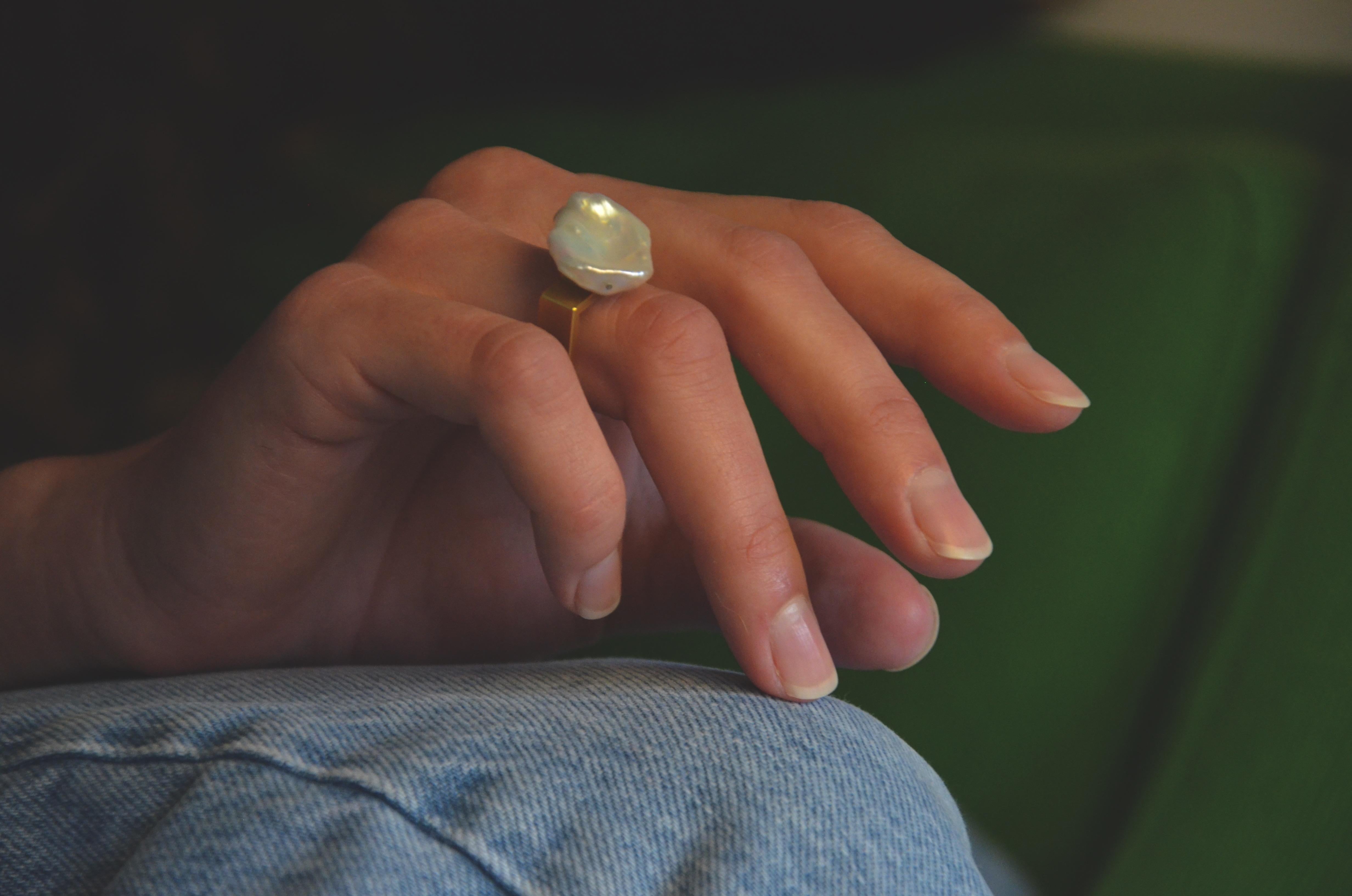 Non taillé Bague cocktail en or jaune 18 carats et perles d'eau douce en vente
