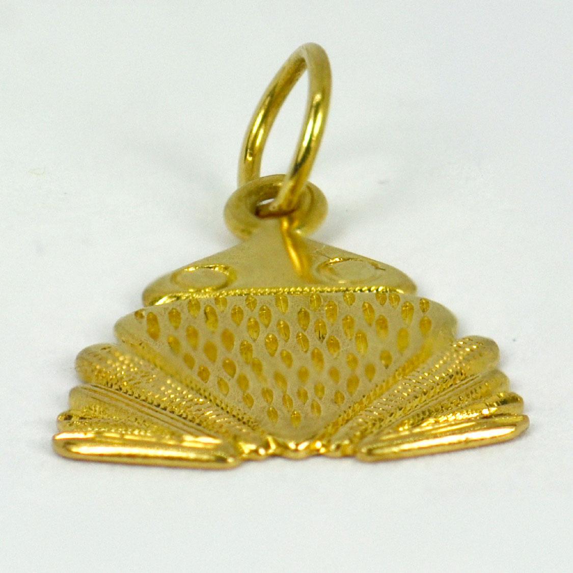 An 18 karat (18K) yellow gold charm pendant designed as a frog. Unmarked but tested for 18 karat gold.

Dimensions: 1.9 x 1.4 x 0.1 cm (not including jump ring)
Weight: 1.42 grams 
