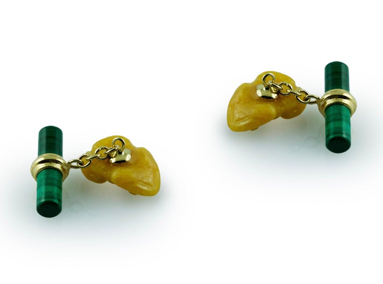 This playful pair of cufflinks is made in jade and its front face is carved to depict the body a frog . 
The natural and particularly canary yellow of this jade emphasize the green of the malachite of which it is made the  back toggle, simple and