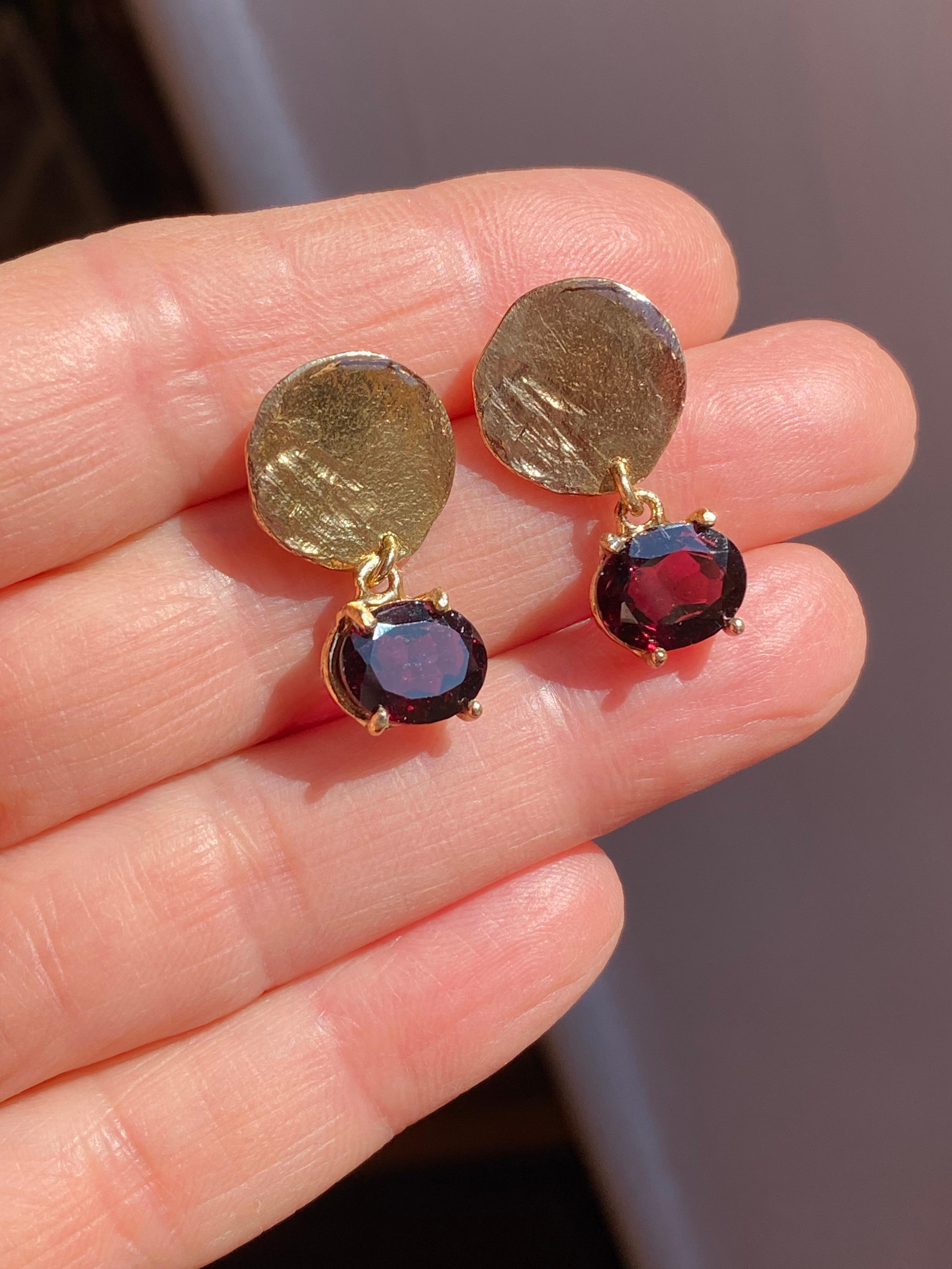  18 Karat Yellow Gold Garnet Bordeaux Moon Handcrafted Design Dangle Earrings In New Condition For Sale In Rome, IT