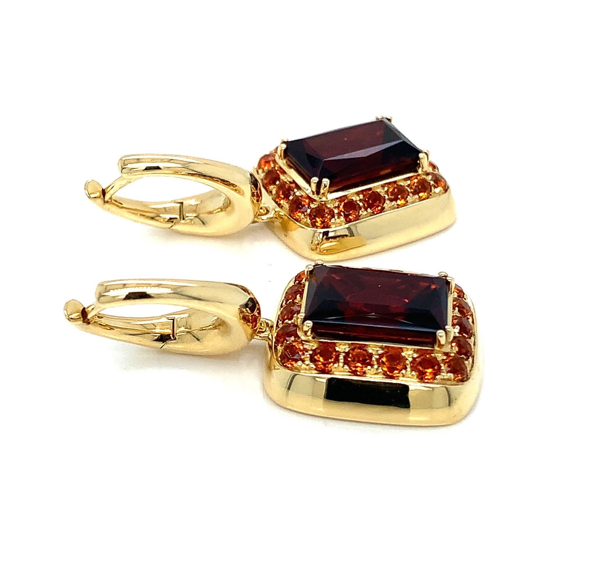 Contemporary 18 Karat Yellow Gold Garnet Centerstone and Citrine Hanging Earrings For Sale