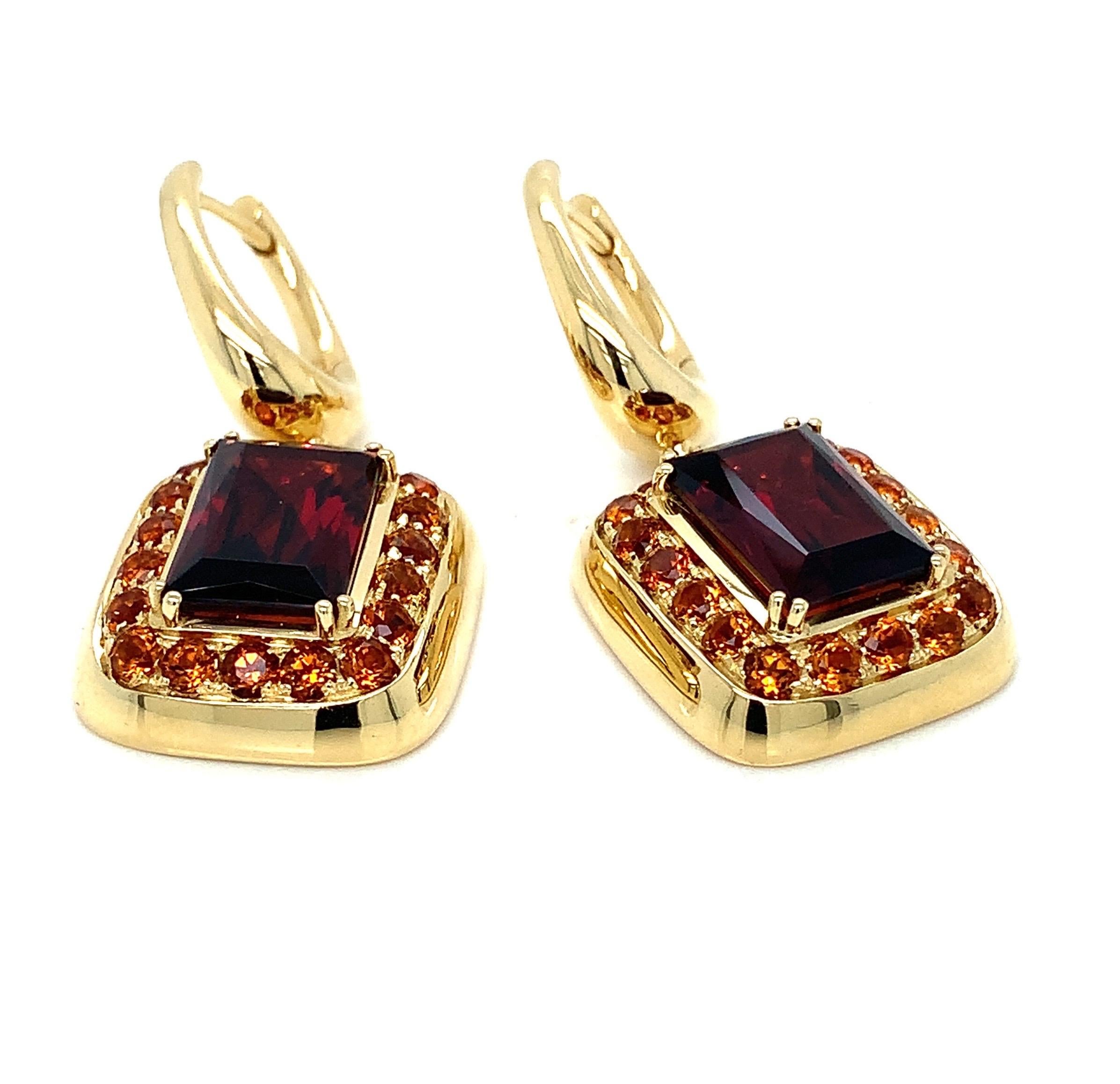 18 Karat Yellow Gold Garnet Centerstone and Citrine Hanging Earrings For Sale 3