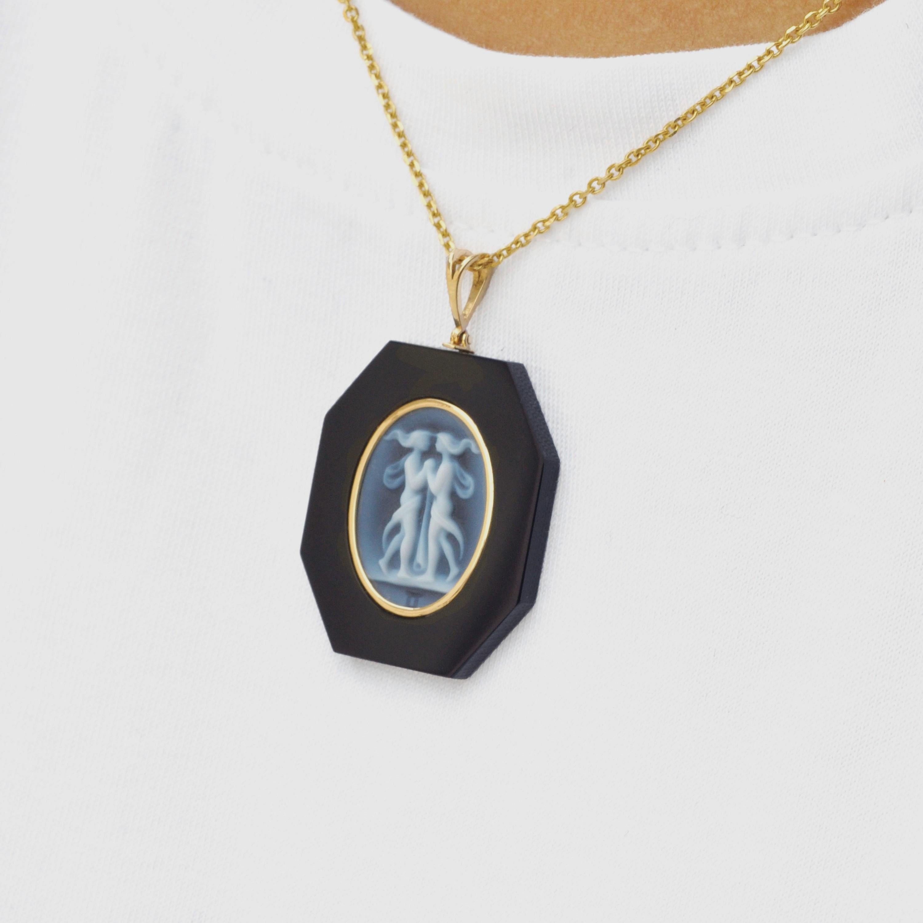 Contemporary 18 Karat Yellow Gold Gemini Zodiac Agate Cameo Black Onyx Pendant Necklace For Sale