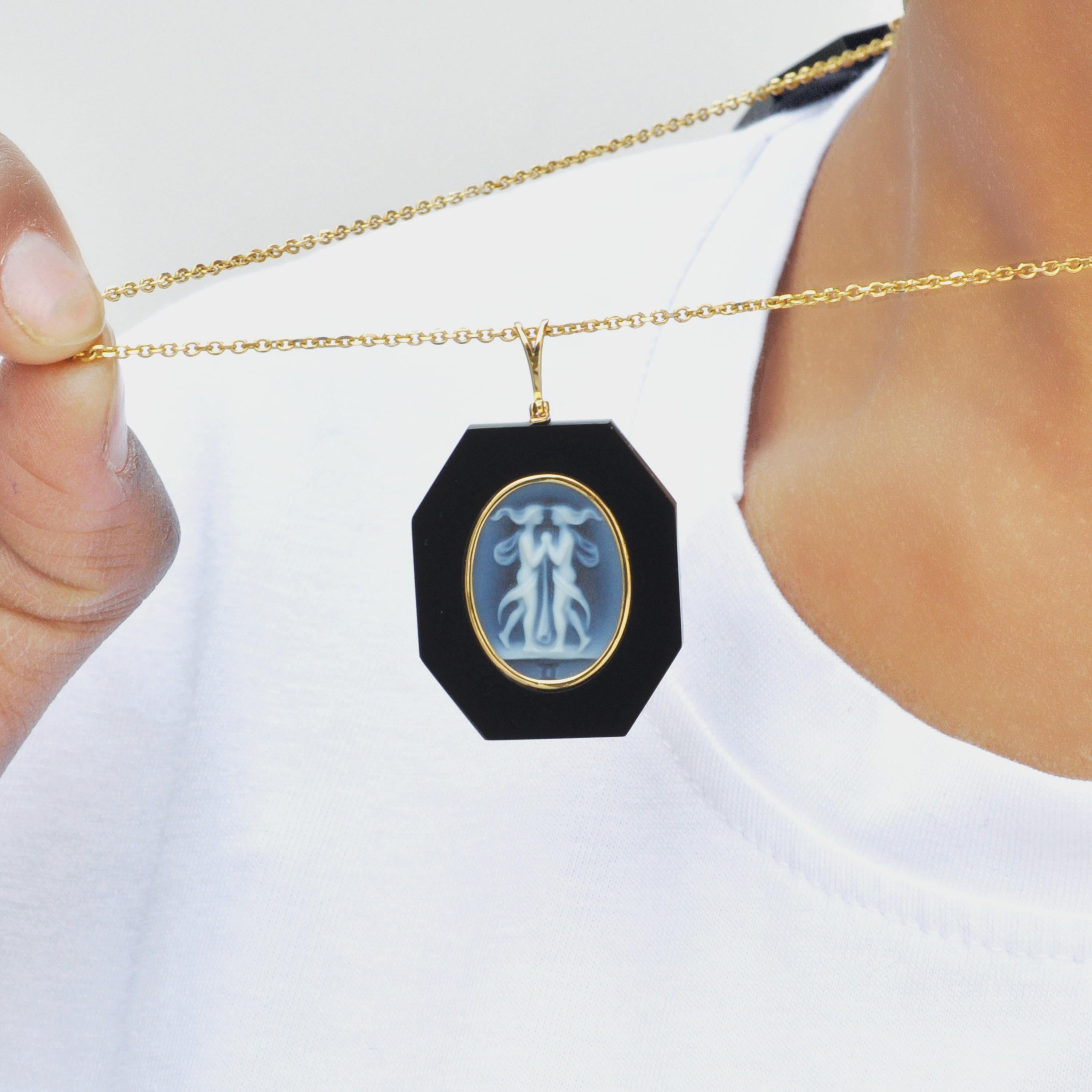 18 Karat Yellow Gold Gemini Zodiac Agate Cameo Black Onyx Pendant Necklace In New Condition For Sale In Jaipur, Rajasthan