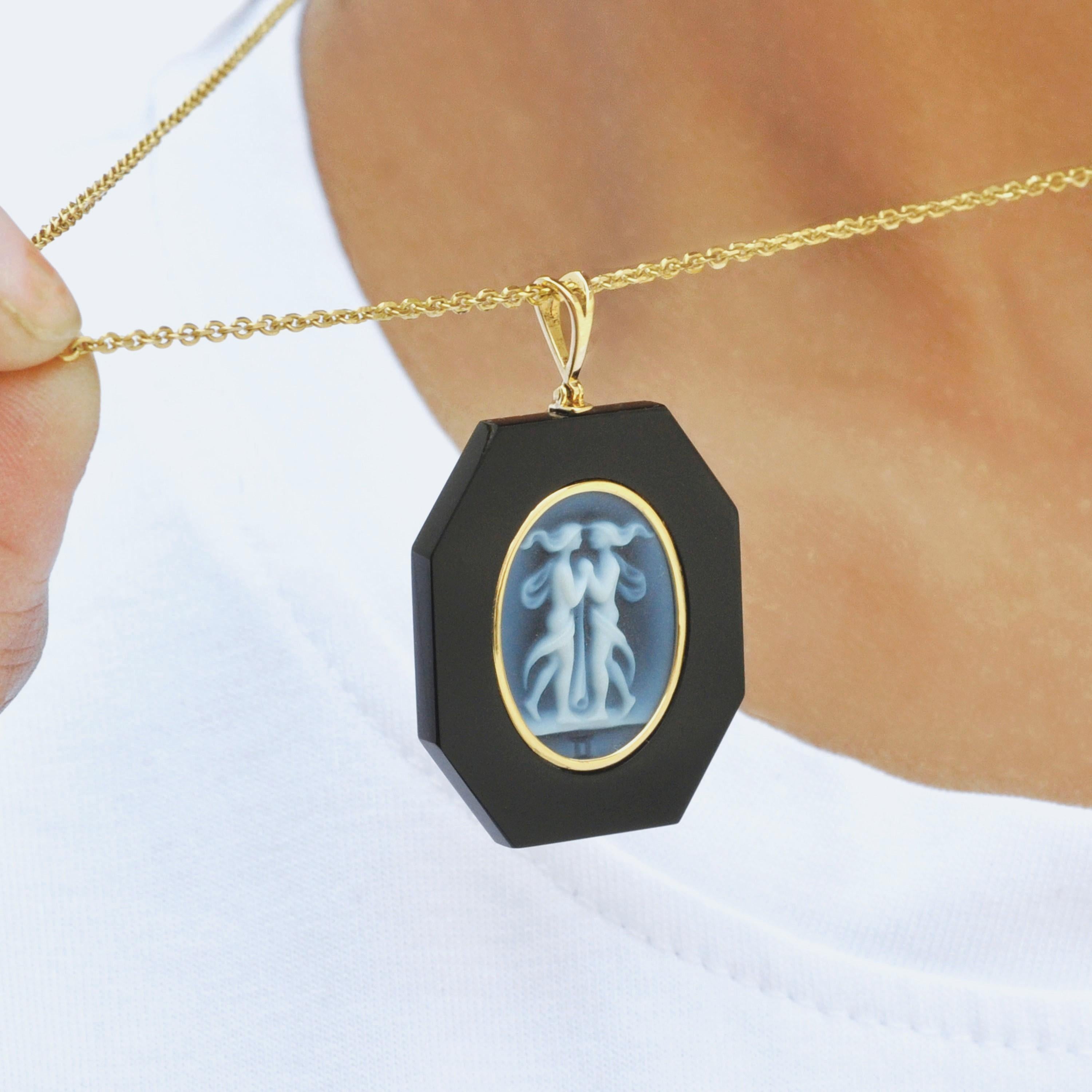 Women's or Men's 18 Karat Yellow Gold Gemini Zodiac Agate Cameo Black Onyx Pendant Necklace For Sale