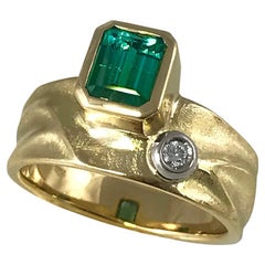 Bague géométrique 2 en or jaune 18 carats avec tourmaline verte bicolore de K.Mita