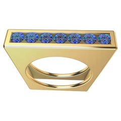 Geometrischer Ring mit abgewinkeltem blauem Saphir aus 18 Karat Gelbgold