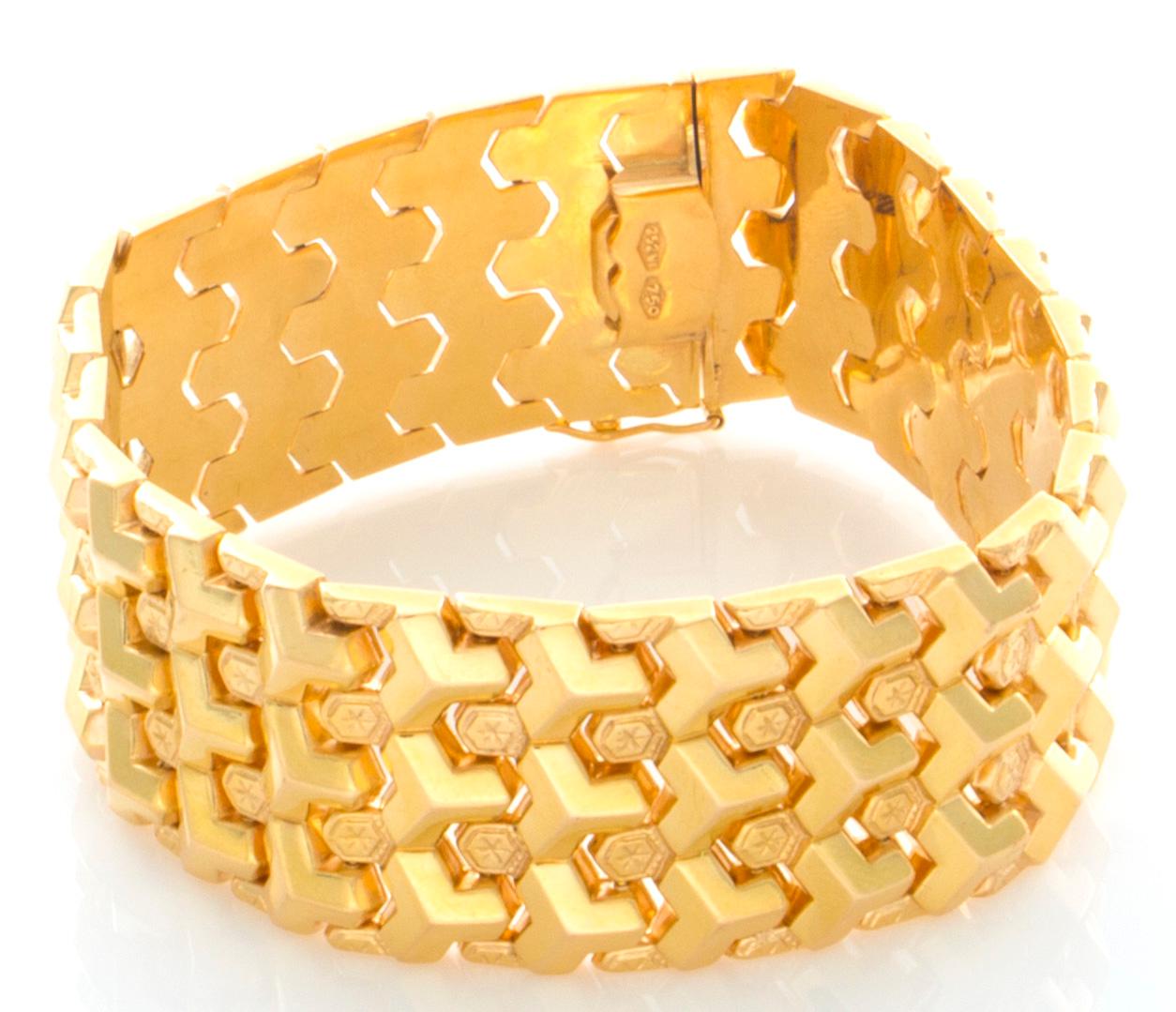 18K Yellow Gold Tosato Bruno Venice Italy Geometric Bracelet. The piece is in excellent estate condition and ready to wear and includes a safety latch and has no dings or dents just minor surface scratches from use like any jewelry that has been