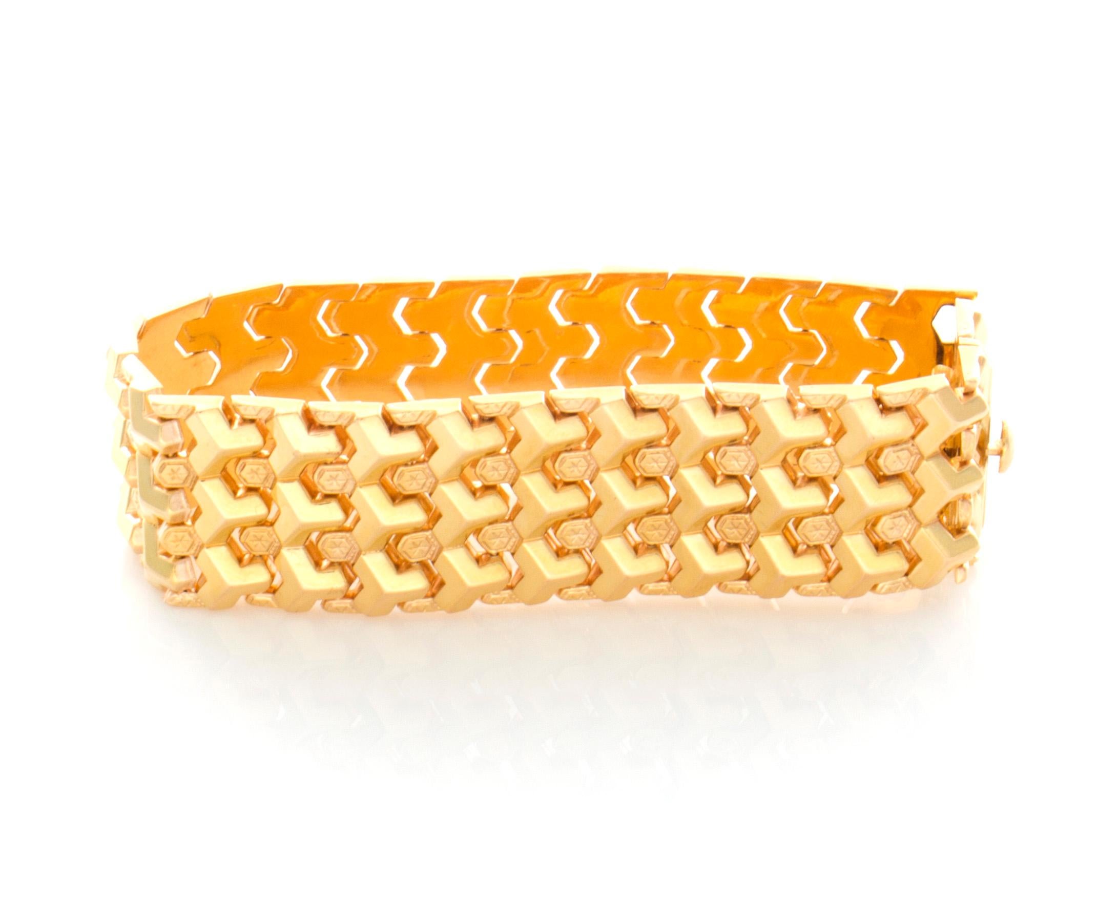 Modern 18 Karat Yellow Gold Geometric Link Bracelet For Sale