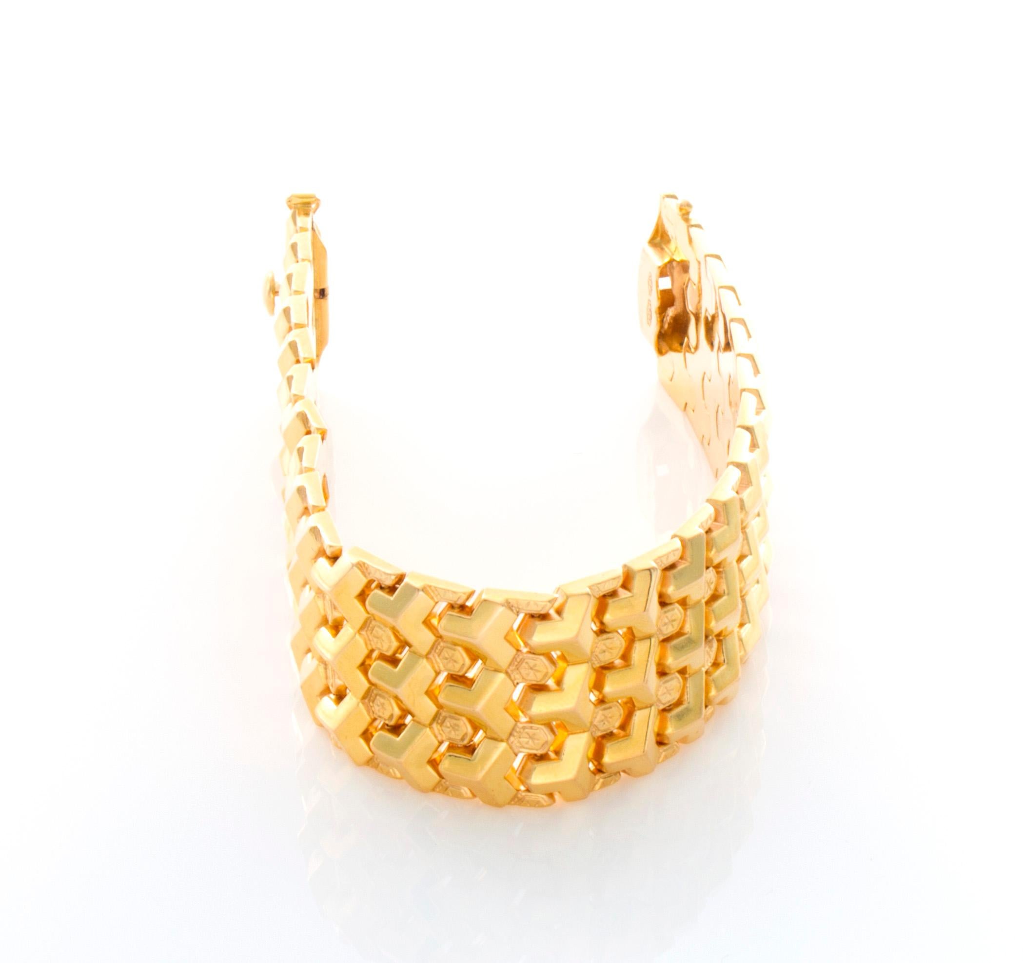 18 Karat Yellow Gold Geometric Link Bracelet For Sale 3