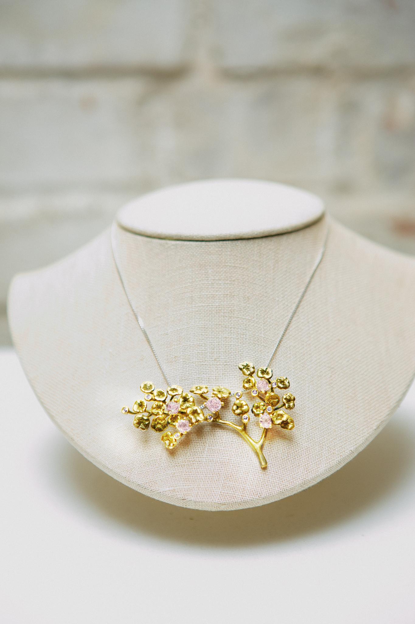 This 2.75 inch long 18 karat yellow gold Heliotrope necklace is a great match of fancy light purplish pink iced crush diamonds (40 diamonds, 5.05 Carats in total) and the tenderness of the summer golden flowers.
The jewelry art objects can be