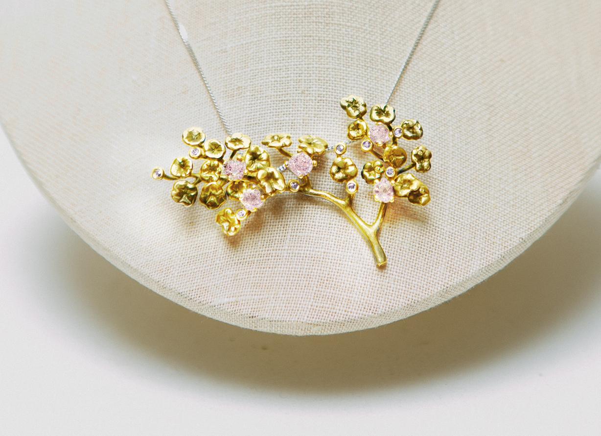 Cushion Cut Fancy Light Purplish Pink Diamonds Necklace in Yellow Gold For Sale
