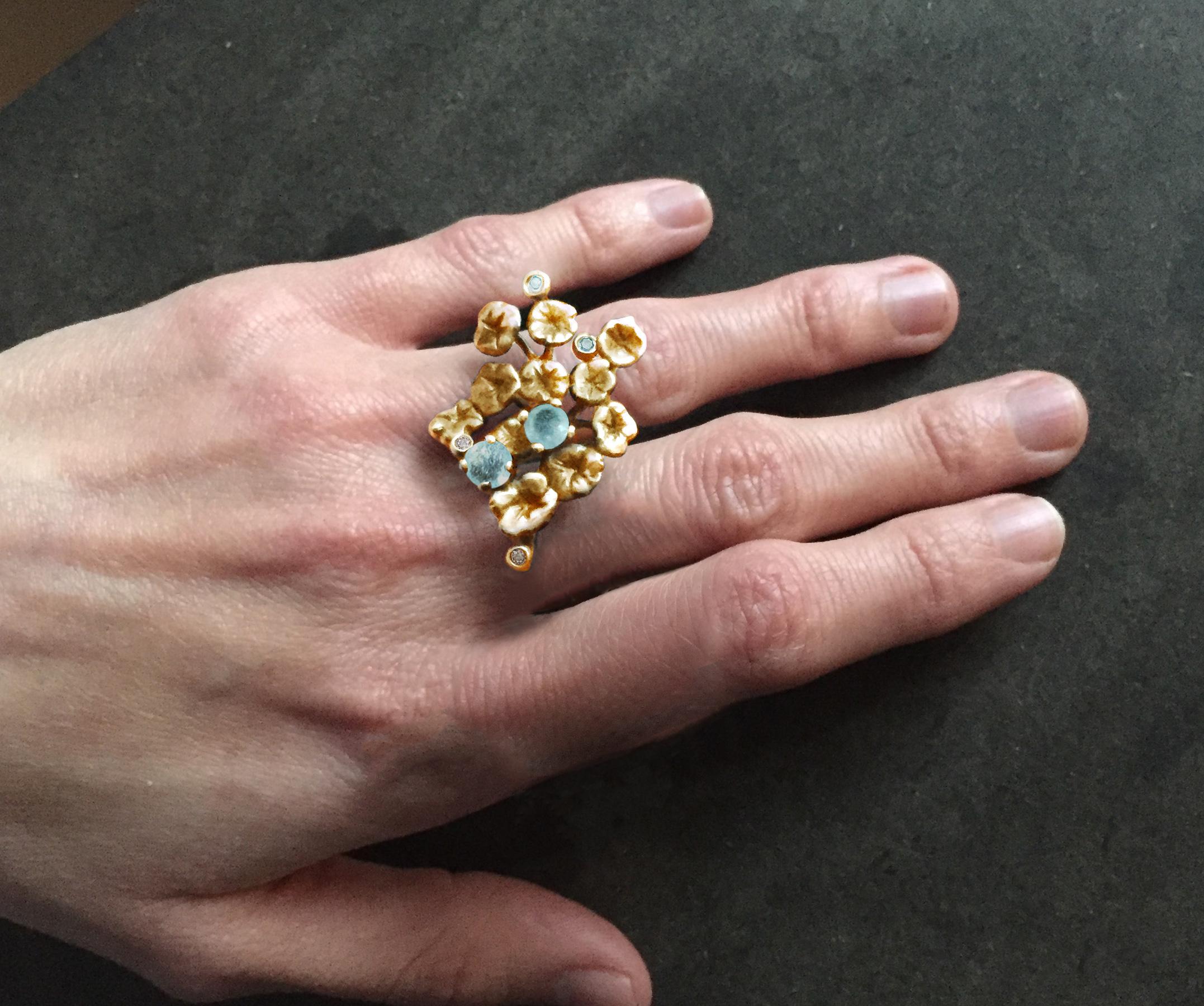 Broche Escultórico Artesano de Turmalinas Paraiba de Oro Amarillo de Dieciocho Kilates en venta 1
