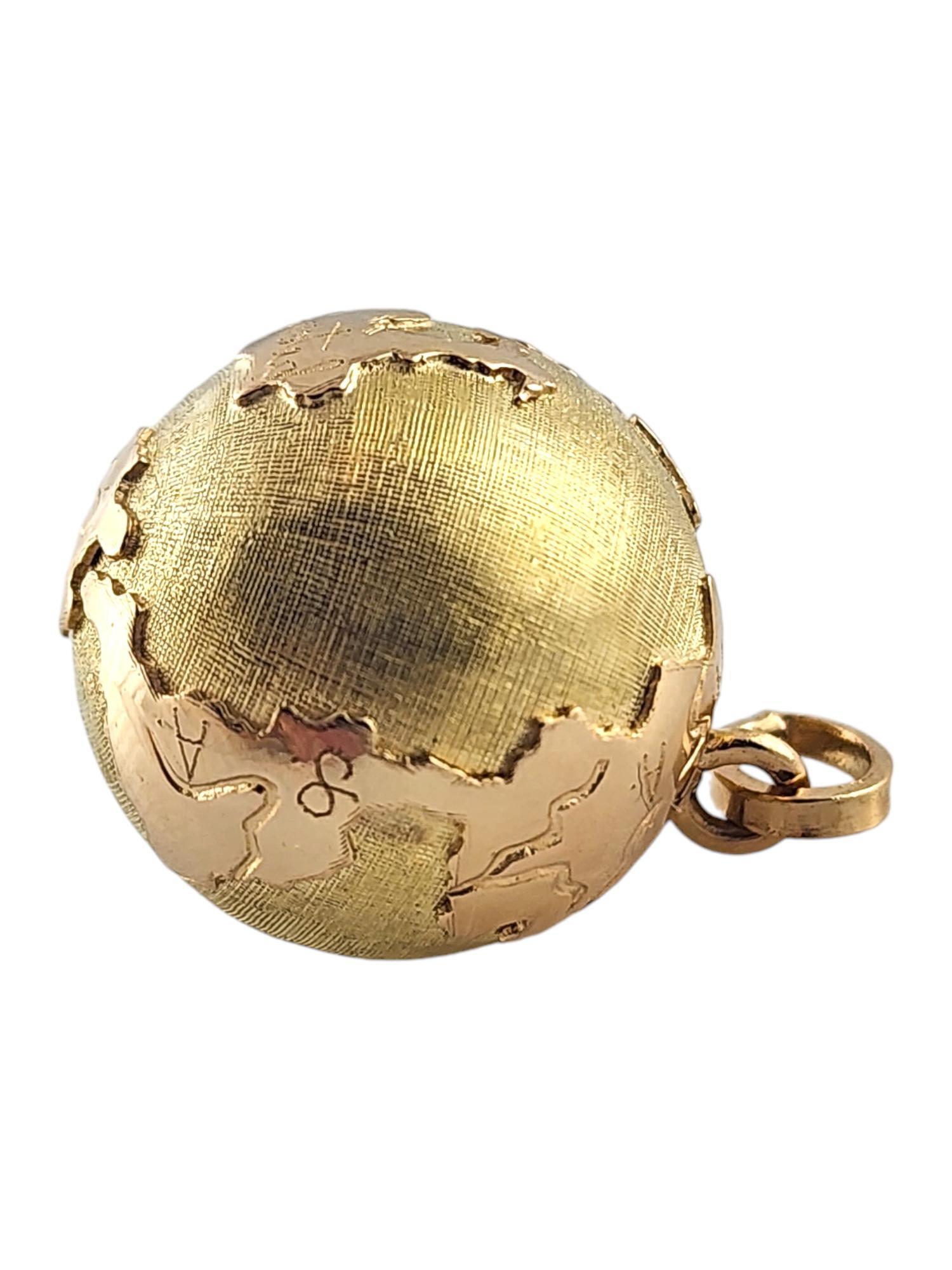 Breloque Globe en or jaune 18 carats

Cette magnifique breloque en forme de globe a été réalisée en or jaune 18 carats avec un grand souci du détail !

Taille : 23.84mm X 19.69mm

Poids : 7,82 g/ 5,03 dwt

Cachet : 750

Très bon état, polissage
