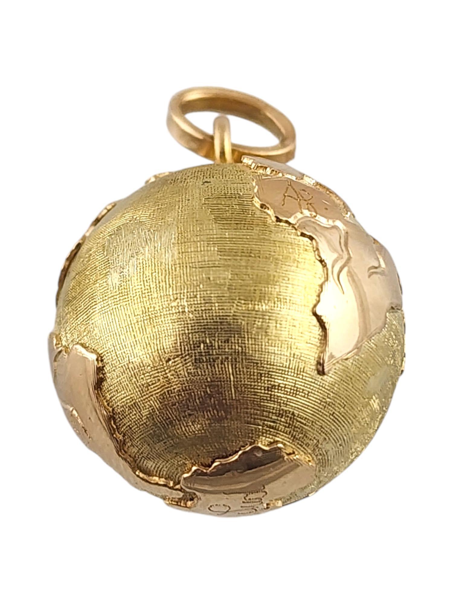 Pendentif breloque globe en or jaune 18 carats #19251 Pour femmes en vente
