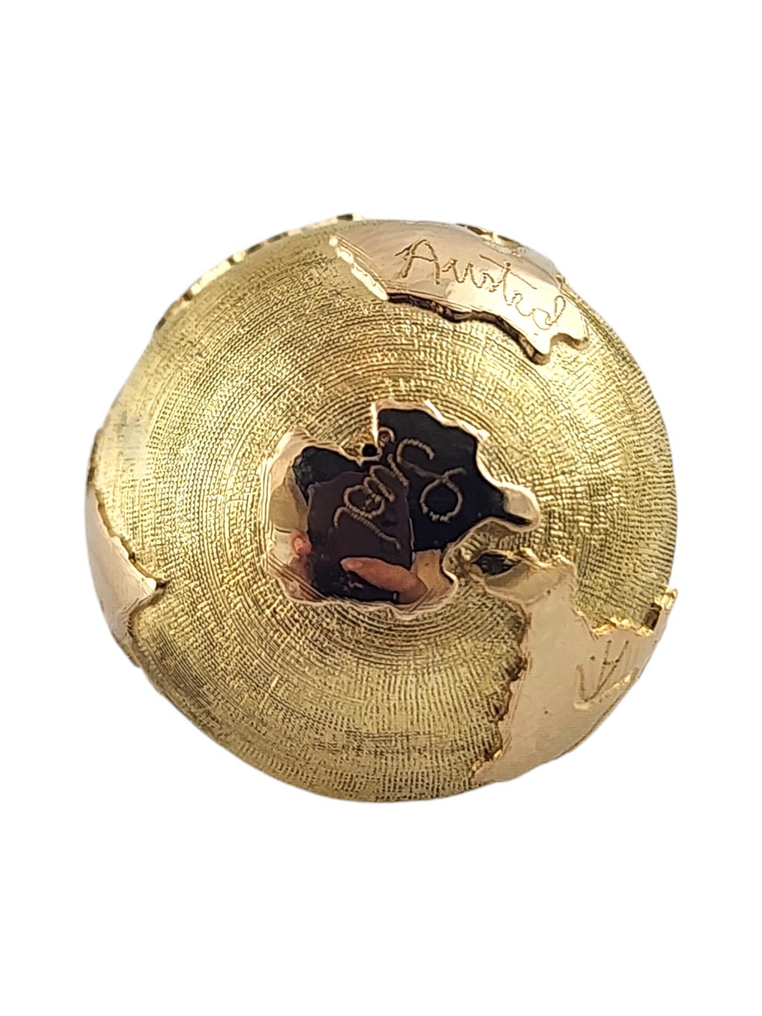 Pendentif breloque globe en or jaune 18 carats #19251 en vente 1