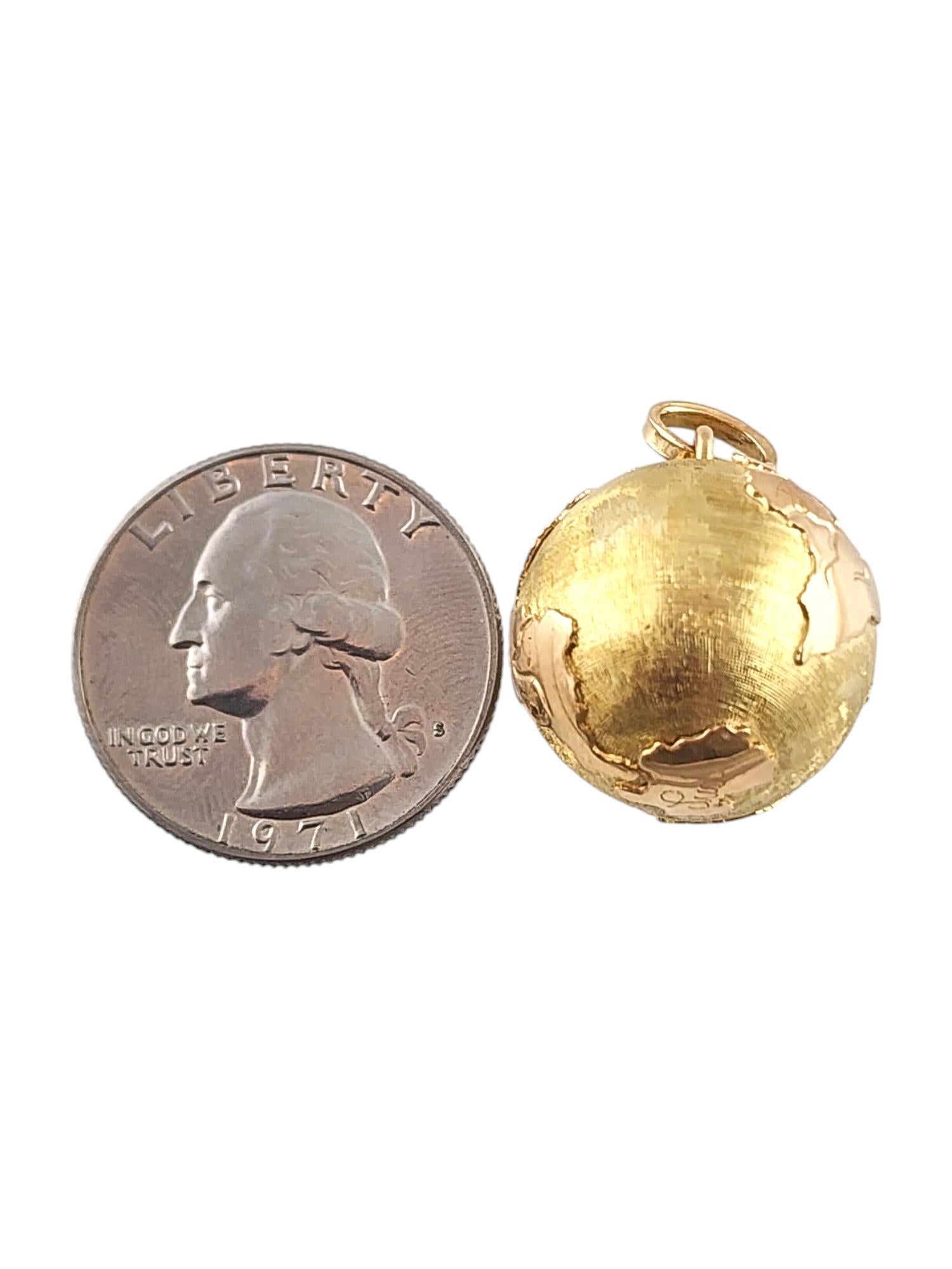 Pendentif breloque globe en or jaune 18 carats #19251 en vente 2