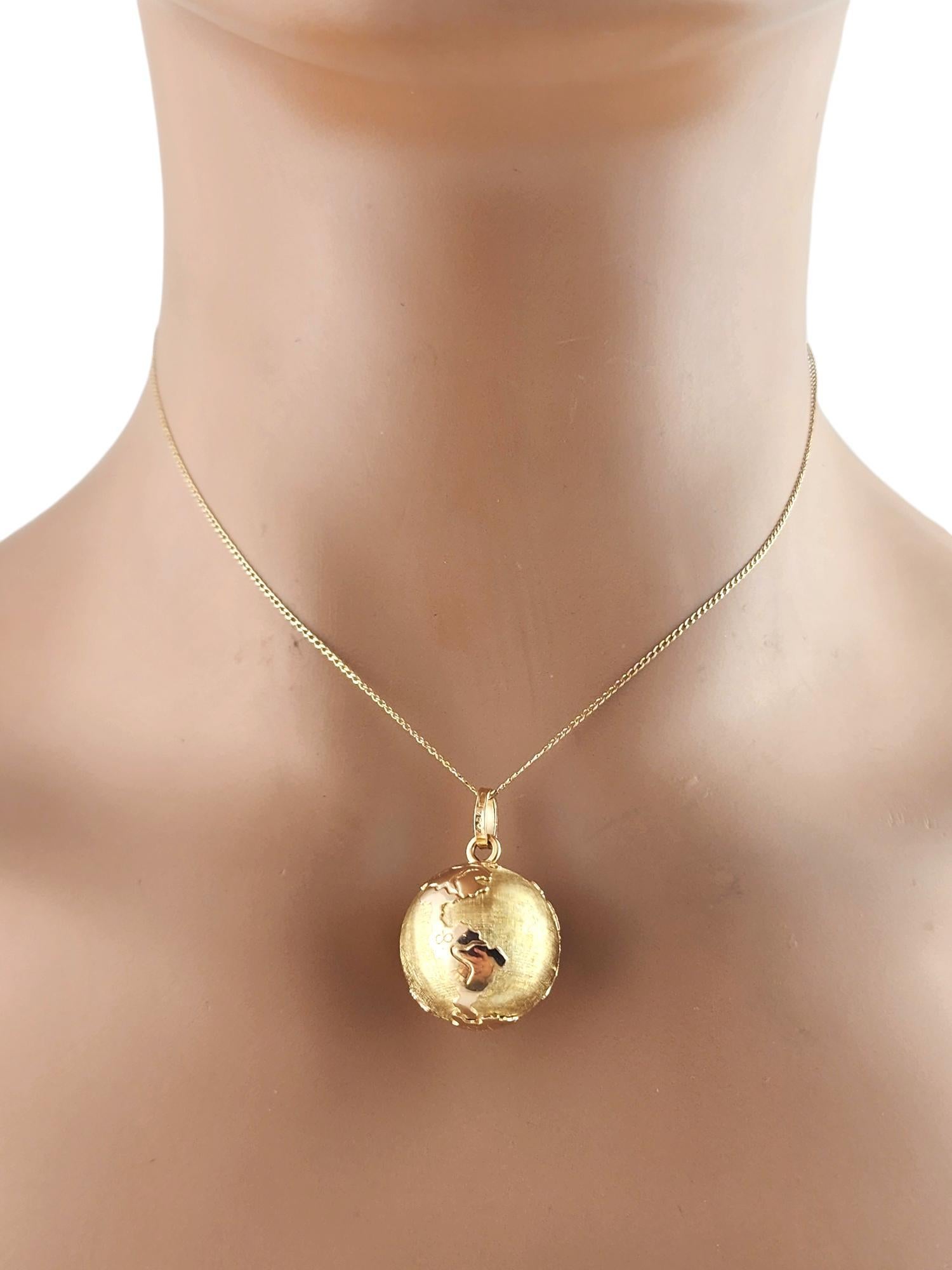 Pendentif breloque globe en or jaune 18 carats #19251 en vente 3