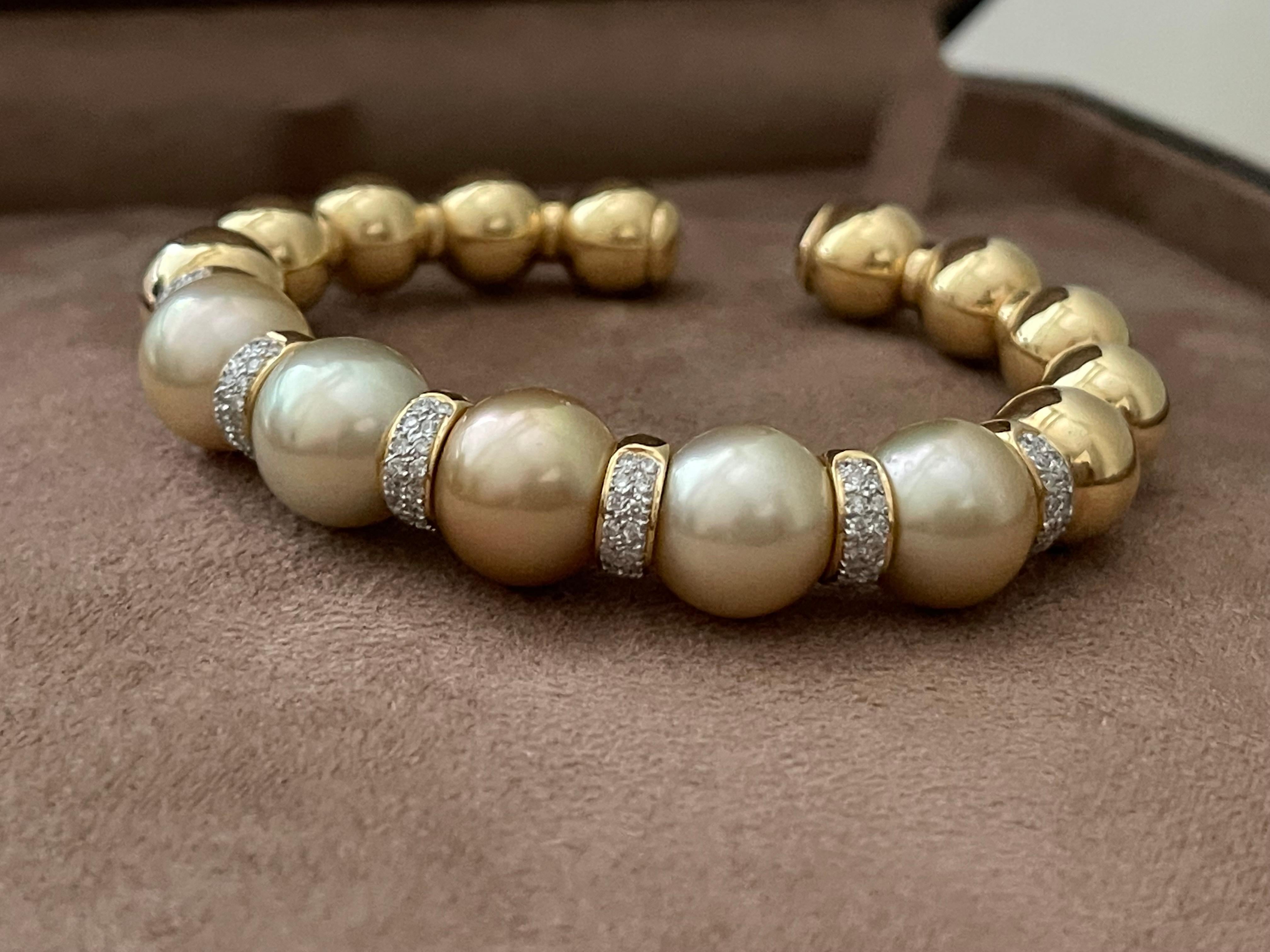 Bracelet / bracelet jonc en or jaune 18 carats avec perles des mers du Sud dorées et diamants en vente 4