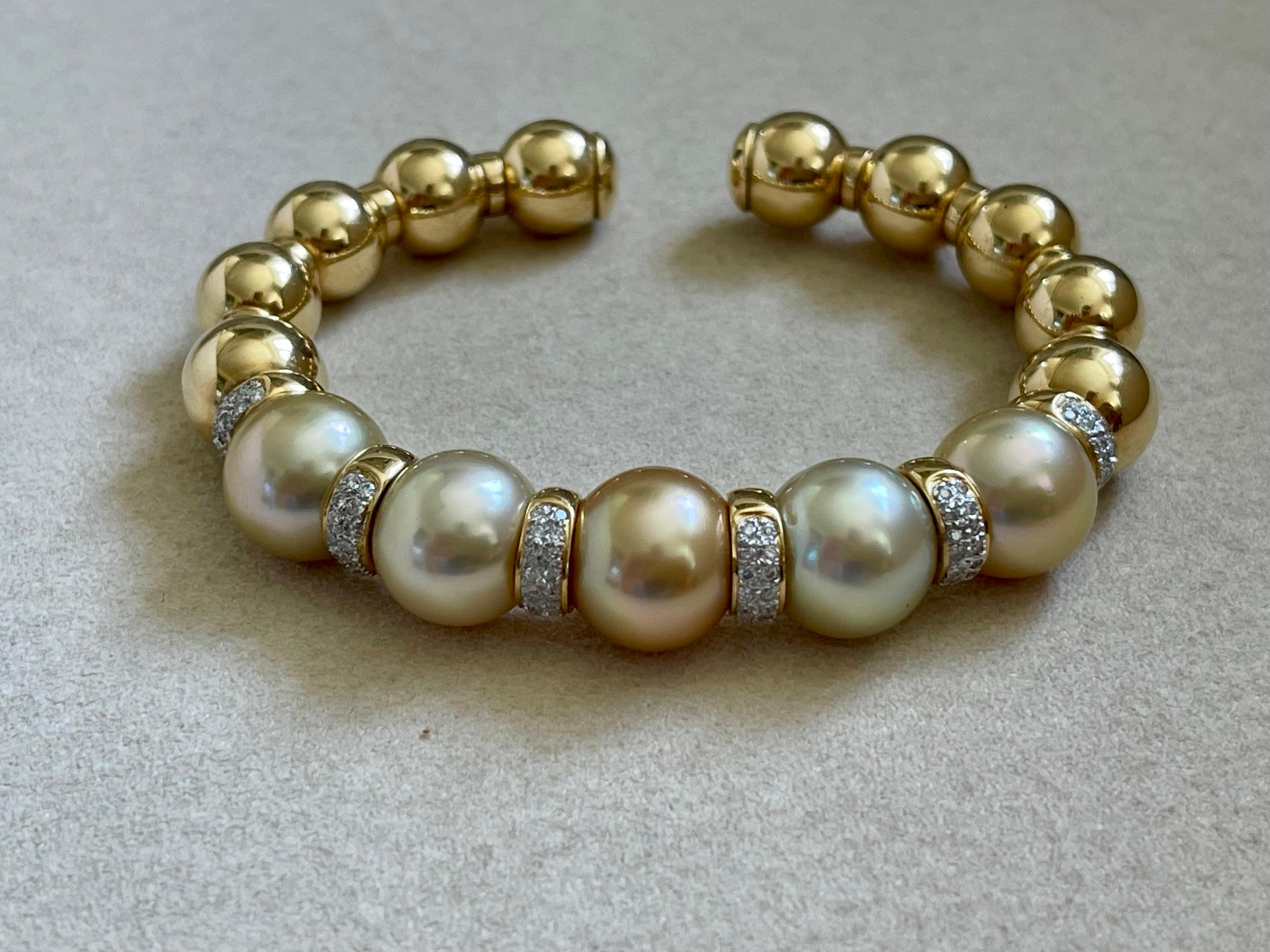 Bracelet / bracelet jonc en or jaune 18 carats avec perles des mers du Sud dorées et diamants en vente 9
