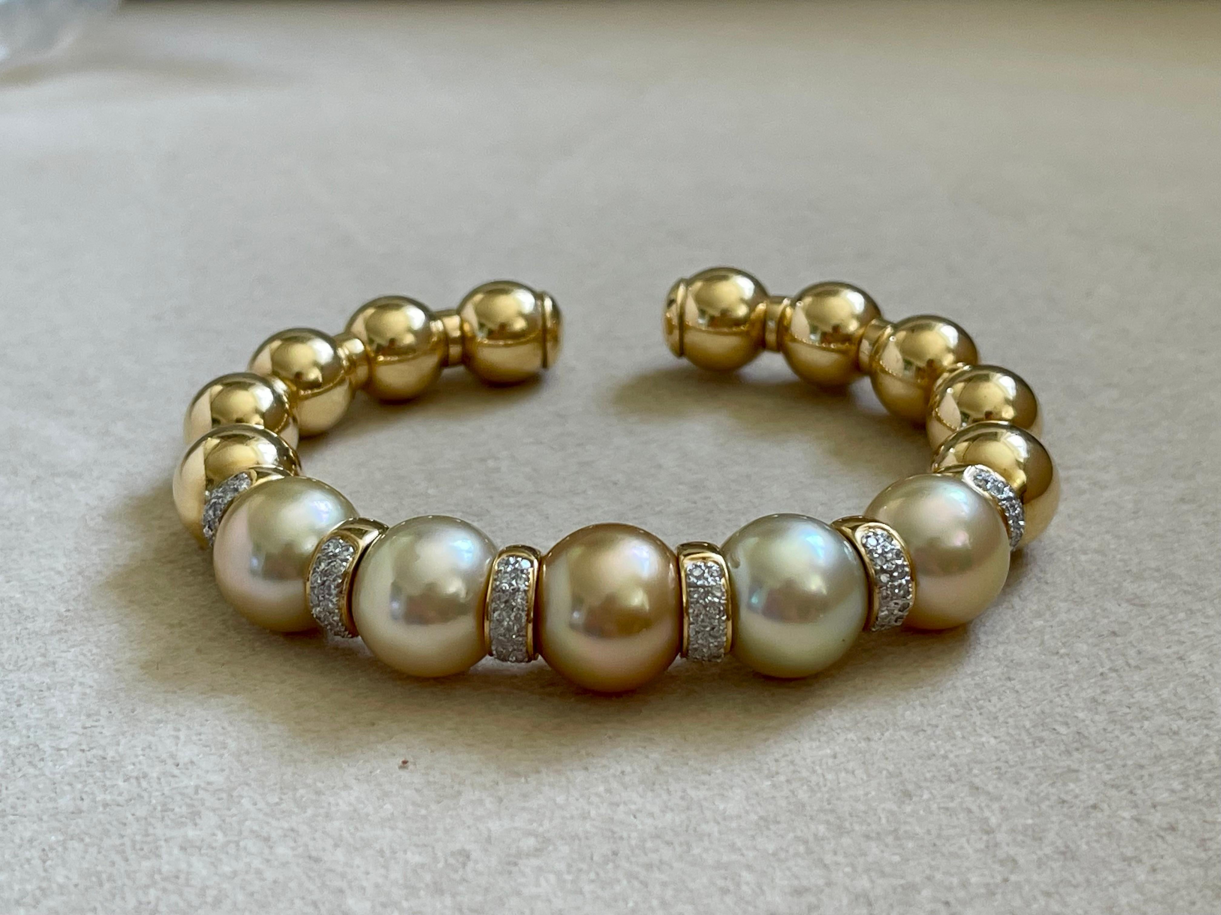 Bracelet / bracelet jonc en or jaune 18 carats avec perles des mers du Sud dorées et diamants en vente 11