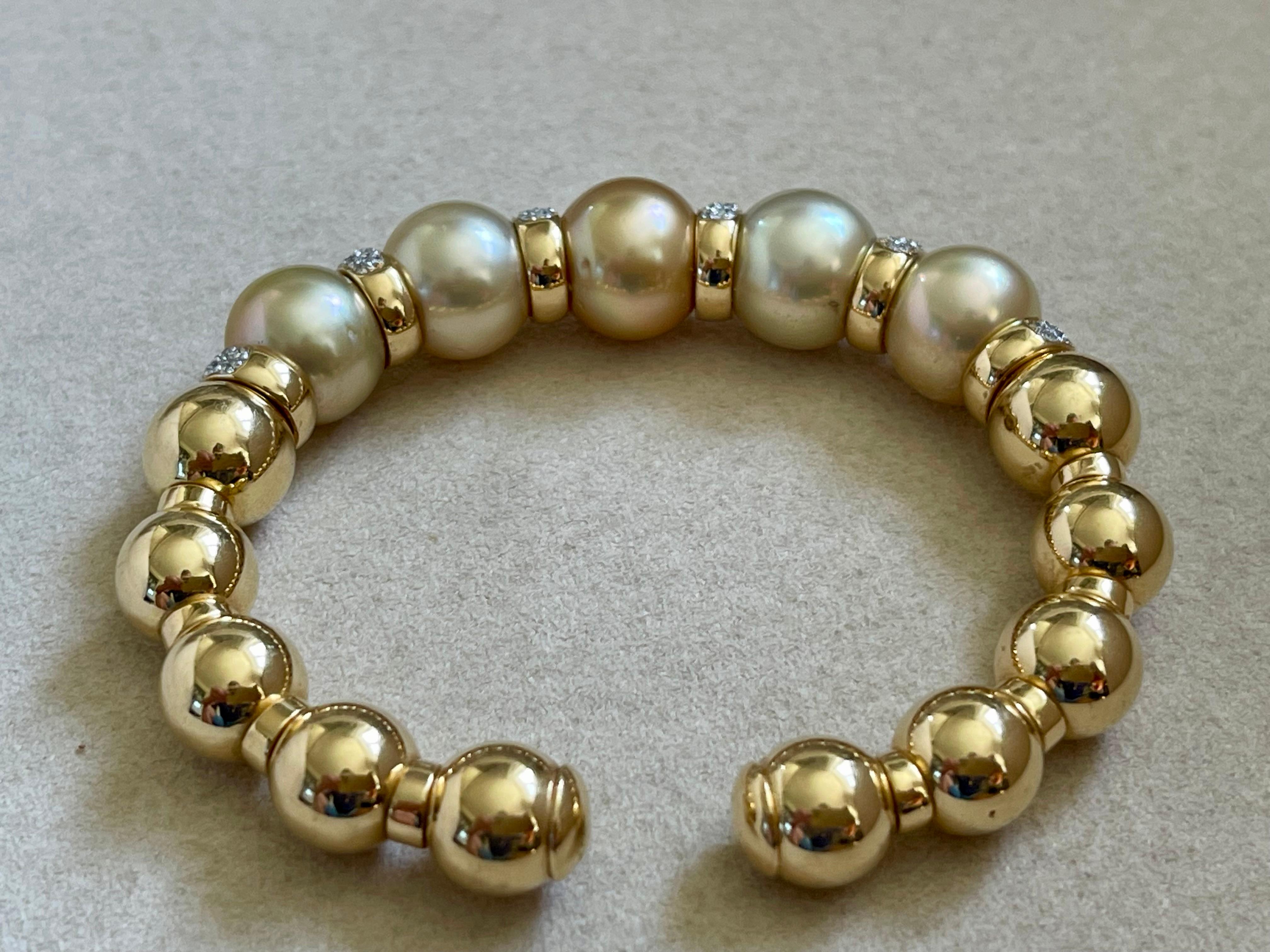 Bracelet / bracelet jonc en or jaune 18 carats avec perles des mers du Sud dorées et diamants en vente 12