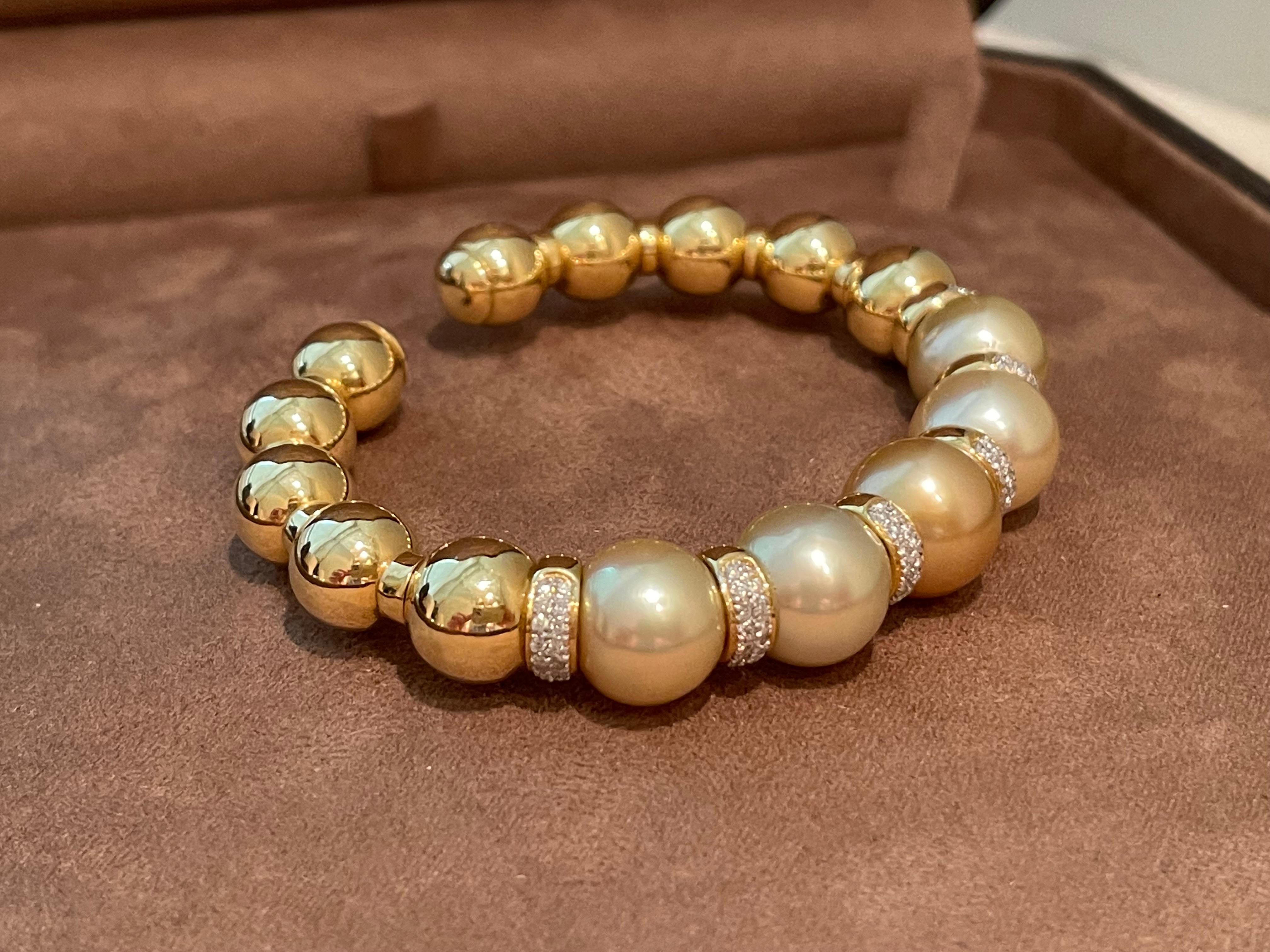 Contemporain Bracelet / bracelet jonc en or jaune 18 carats avec perles des mers du Sud dorées et diamants en vente