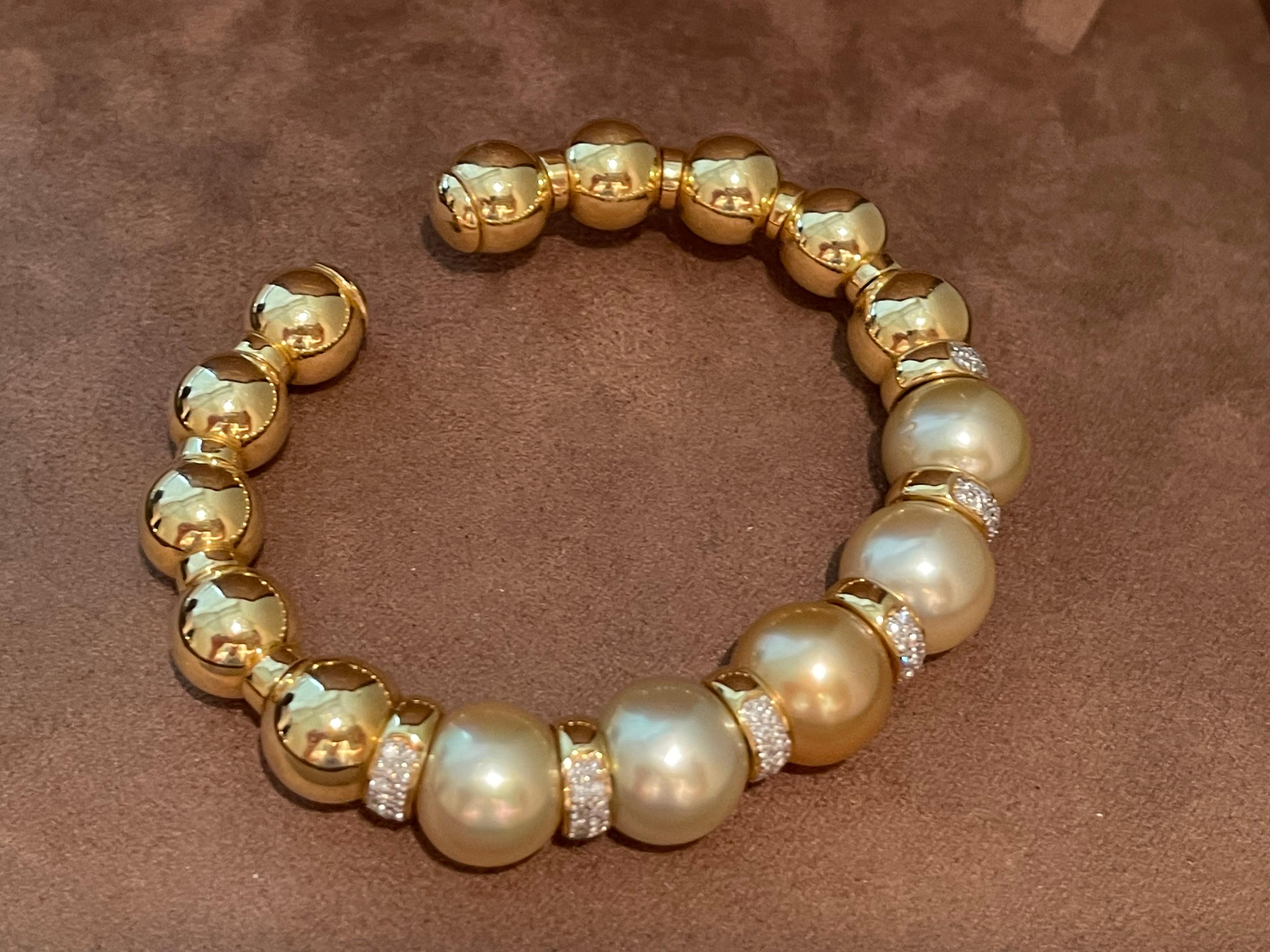 Taille ronde Bracelet / bracelet jonc en or jaune 18 carats avec perles des mers du Sud dorées et diamants en vente