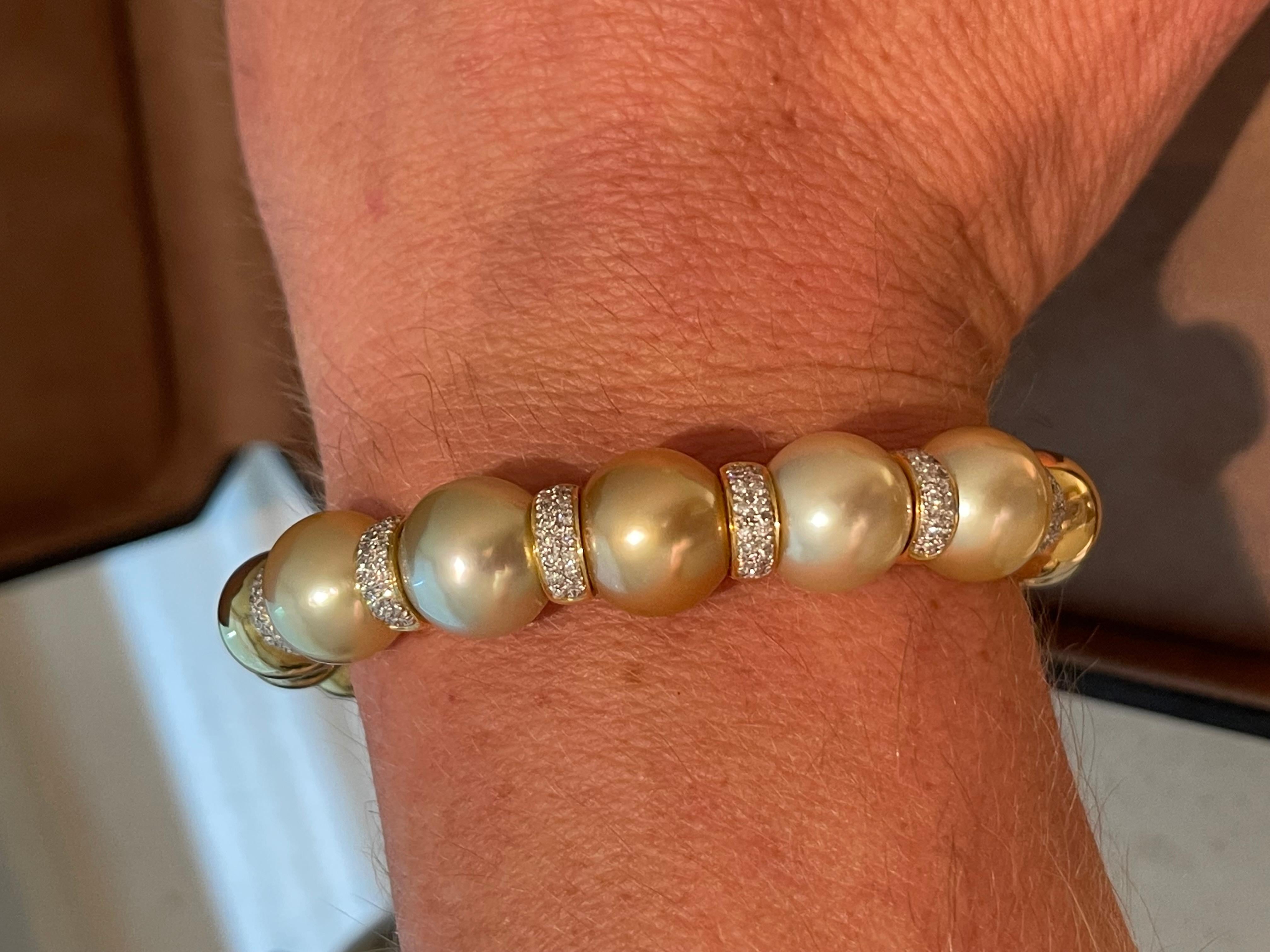 Bracelet / bracelet jonc en or jaune 18 carats avec perles des mers du Sud dorées et diamants en vente 2