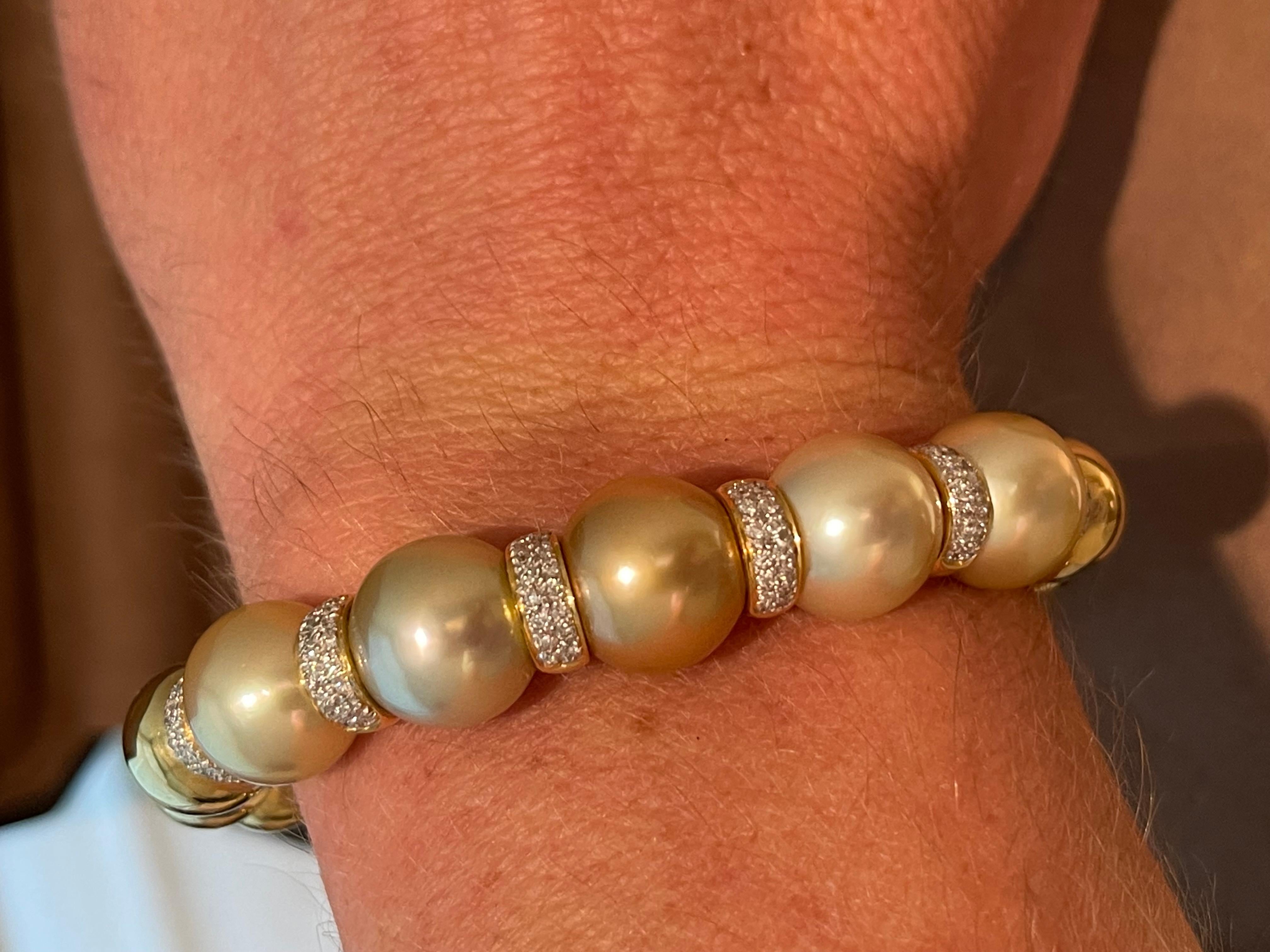 Bracelet / bracelet jonc en or jaune 18 carats avec perles des mers du Sud dorées et diamants en vente 3