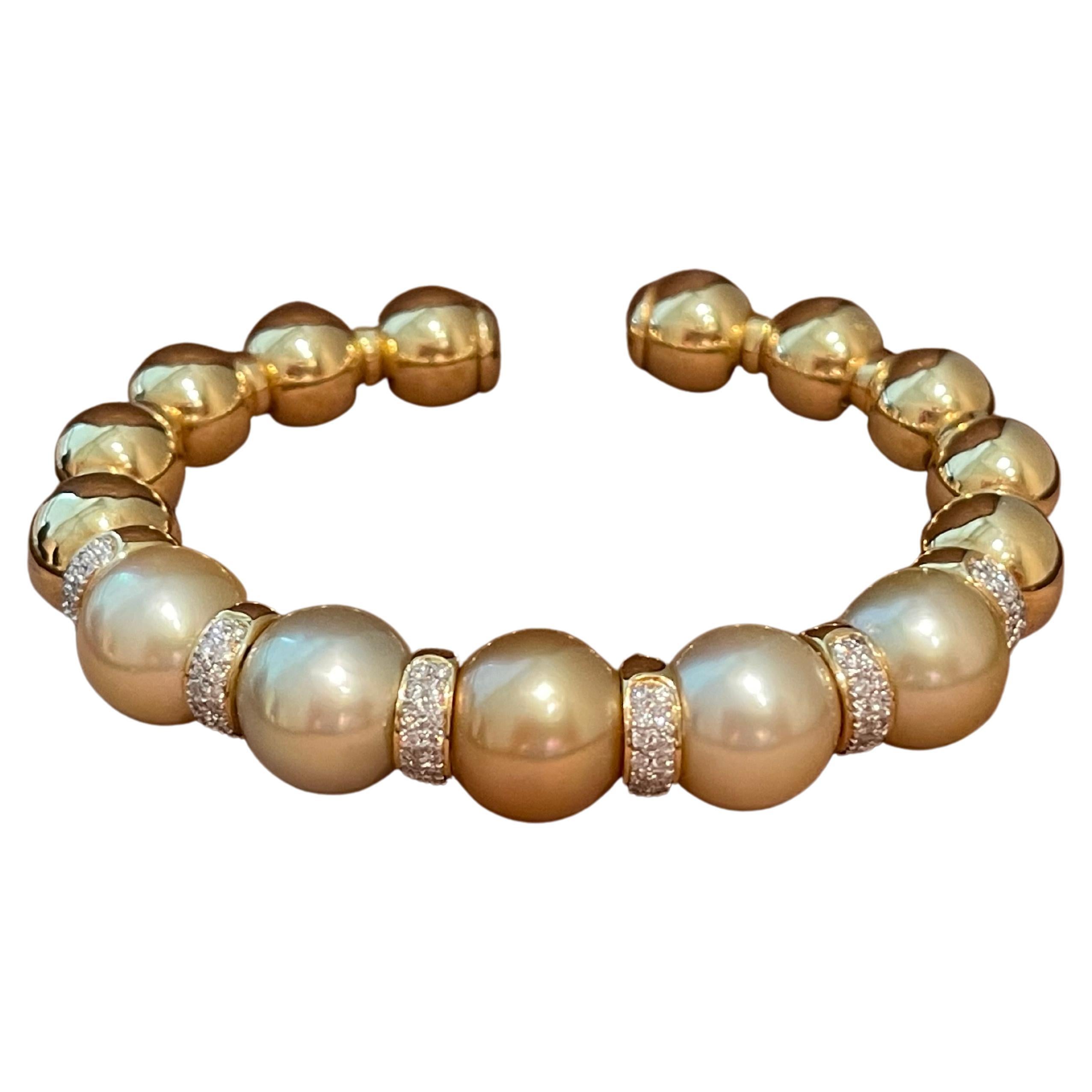 Bracelet / bracelet jonc en or jaune 18 carats avec perles des mers du Sud dorées et diamants en vente