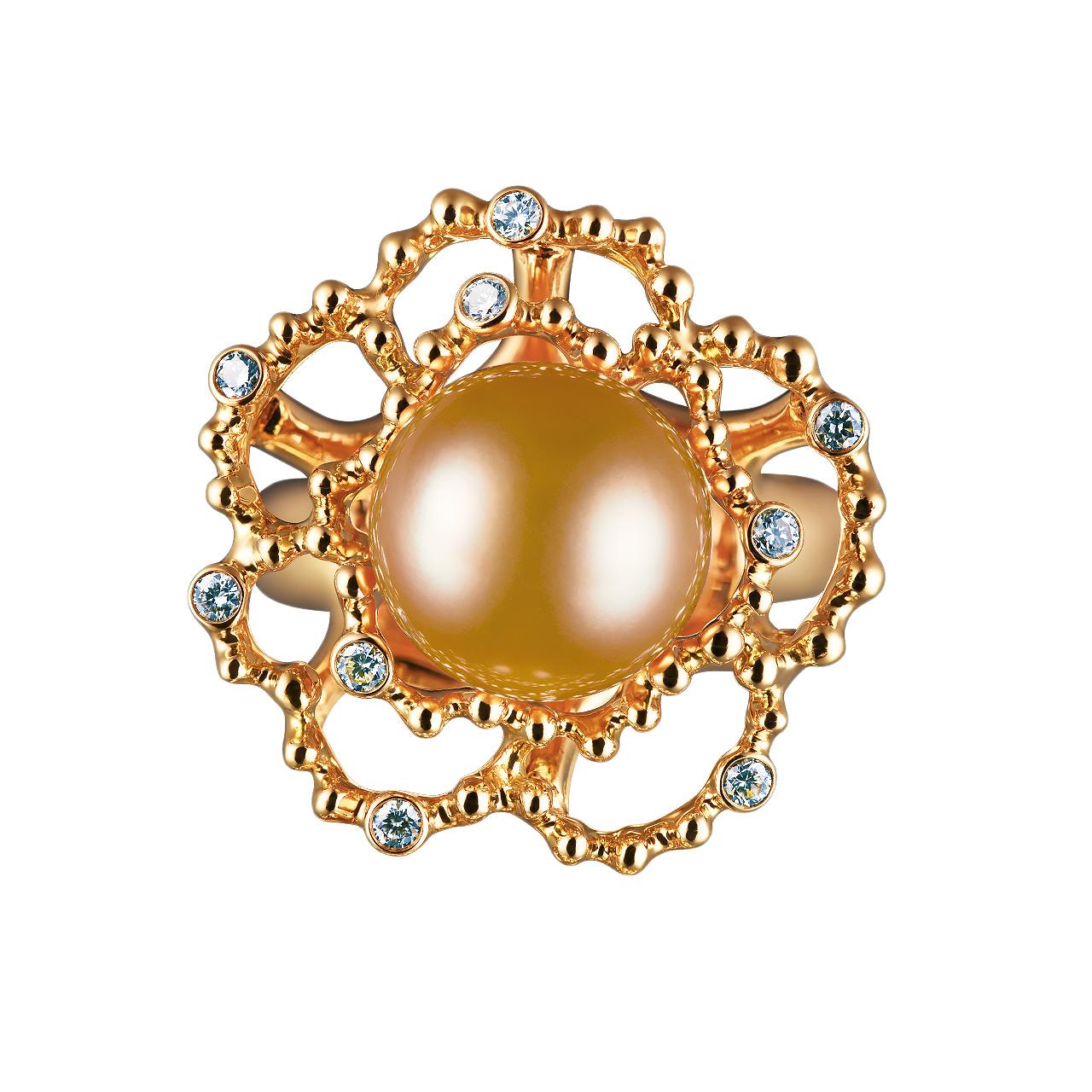 - 10 Round Diamonds - 0,13 ct, G/VVS
- 9,5 mm Golden South Sea pearl 
- 18K Yellow Gold 
- Weight: 10,82 g
- Size: 17 mm
This elegant ring from the Byzantium collection is adorned with a lustrous golden pearl of the South Sea surrounded by diamonds