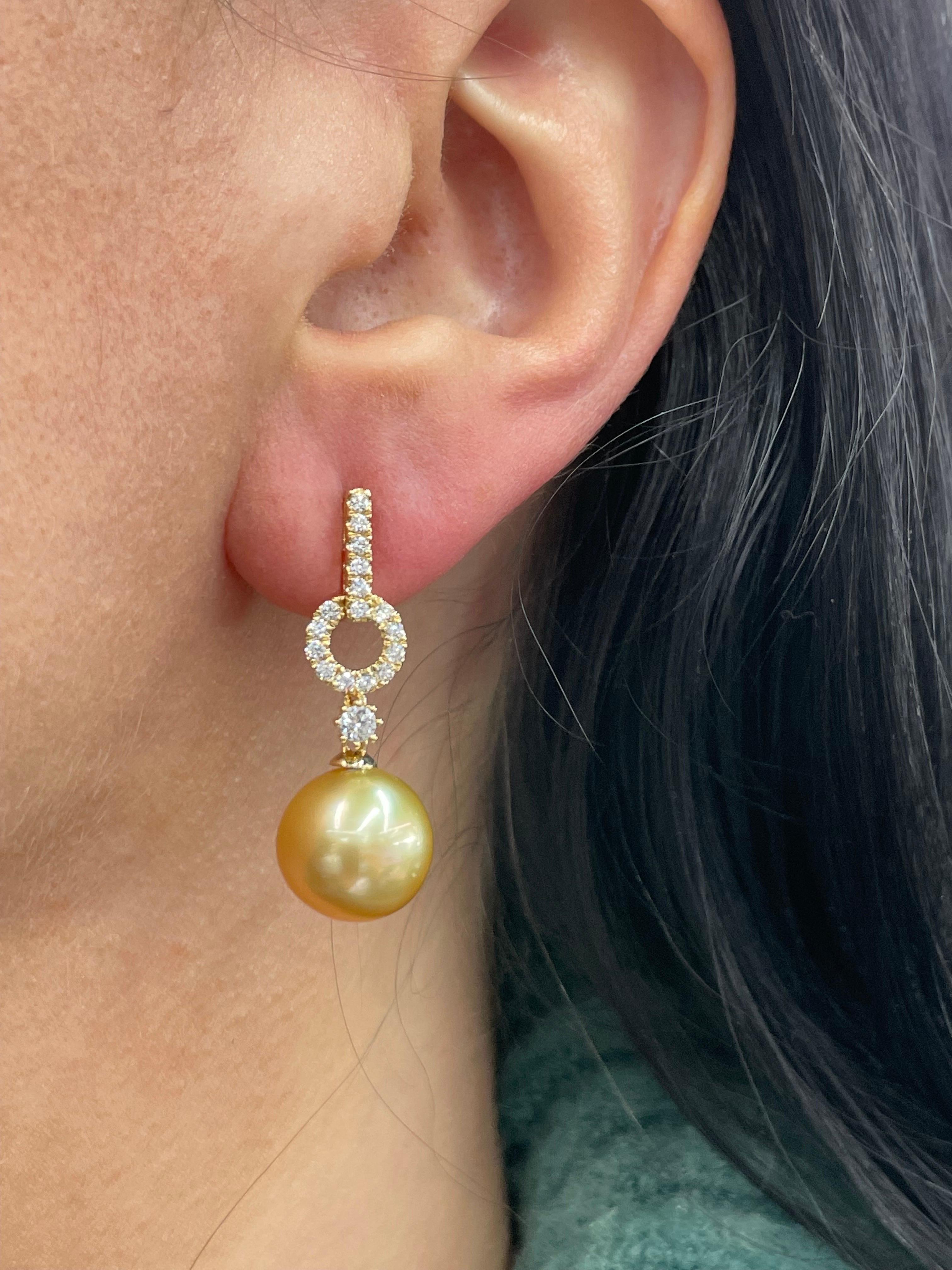 18 Karat Yellow Gold drop earrings featuring 34 round brilliants weighing 0.61 Carats with two Golden South Sea Pearls measuring 11-12 MM.
Can customize Pearl color & size.
DM for more information. 